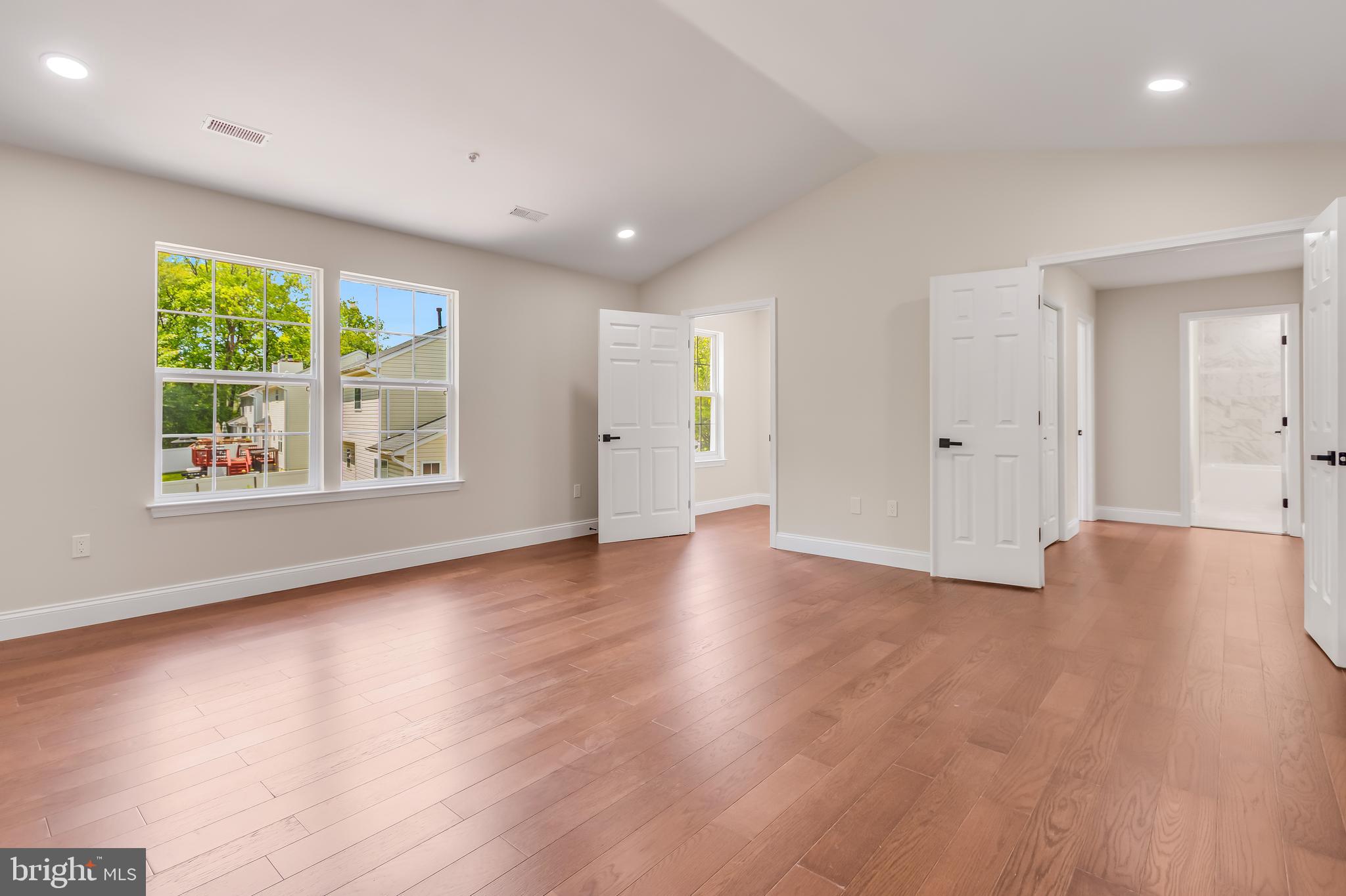 MANOR KNOLLS - Residential
