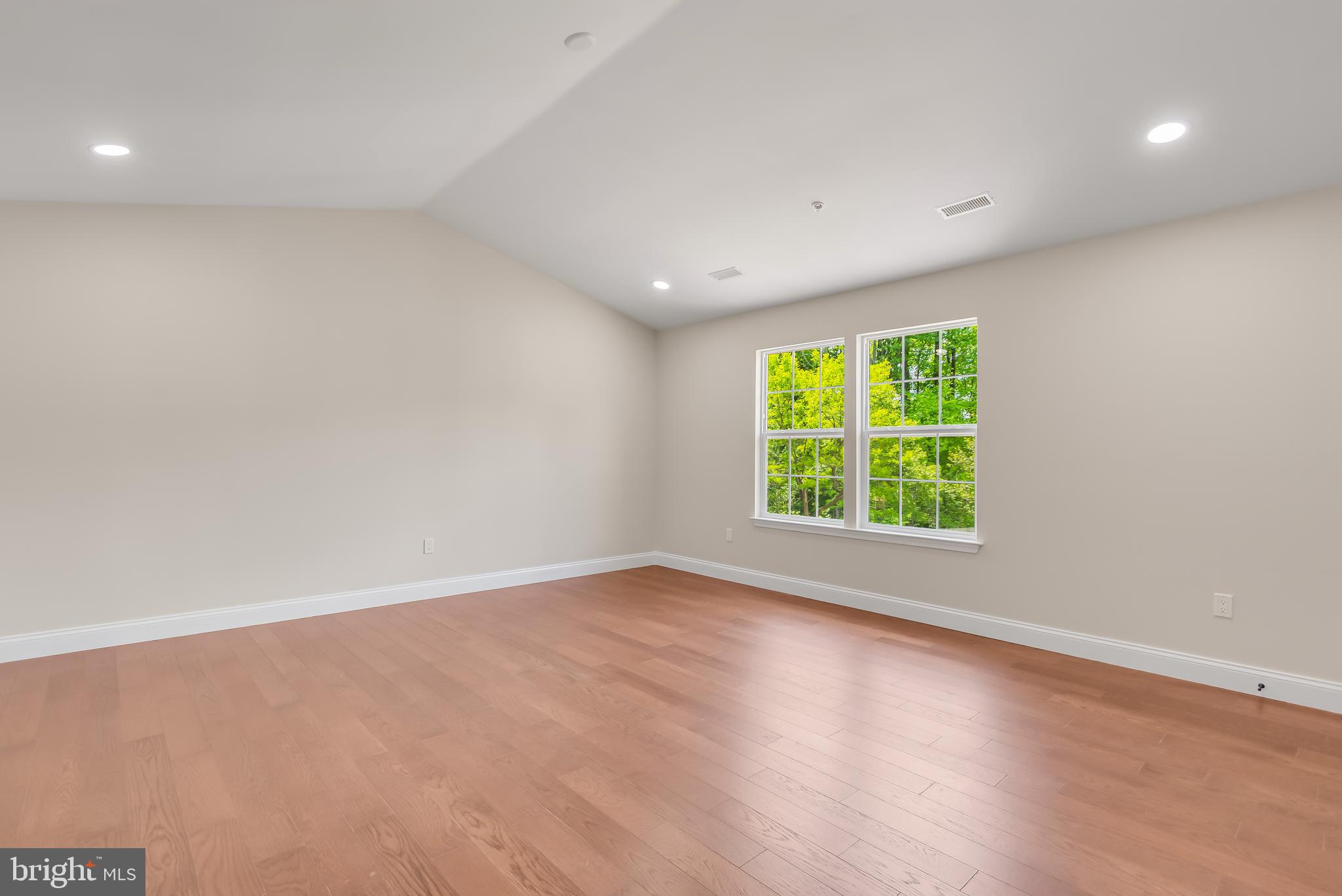 MANOR KNOLLS - Residential