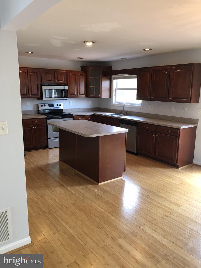 LOCUST HILL - Residential Lease