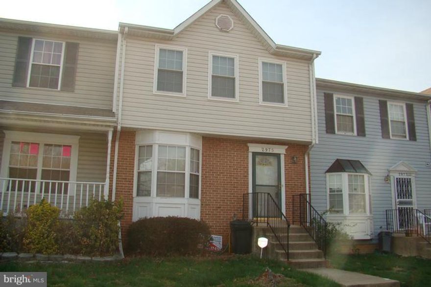 3 bed/3.5 bath-gleaming hardwood floors! Fresh neutral paint throughout. Sunny bay window. Privacy fenced backyard w/new grass lawn. Neutral carpet upstairs. 3 full bathrooms including, rare in Frost-attached Master Bathroom! Sep dining rm + breakfast room.2013 energy efficient HVAC, NEW windows 3rd level 09, ceiling fans w/lights all beds.Alarm system. FP. Approx 1880 fin sq ft.