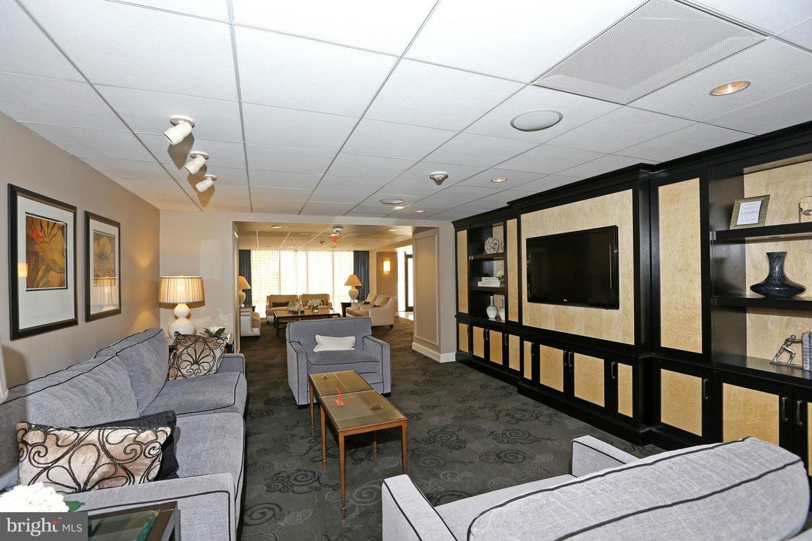 THE ELIZABETH - Residential Lease