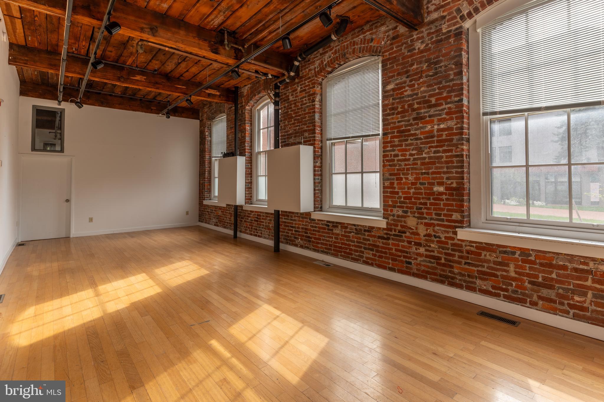 320 RACE STREET 00 1