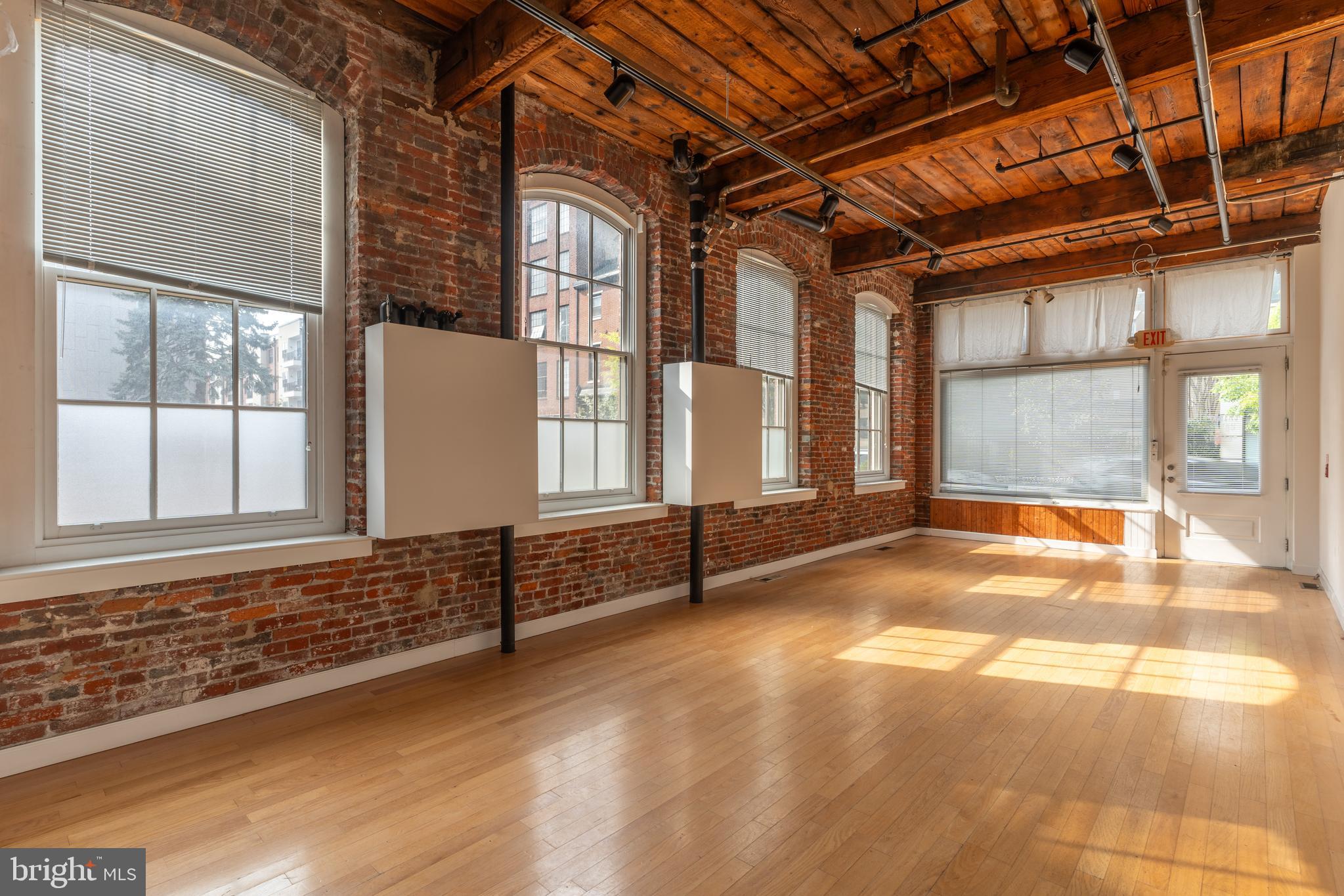 320 RACE STREET 00 1