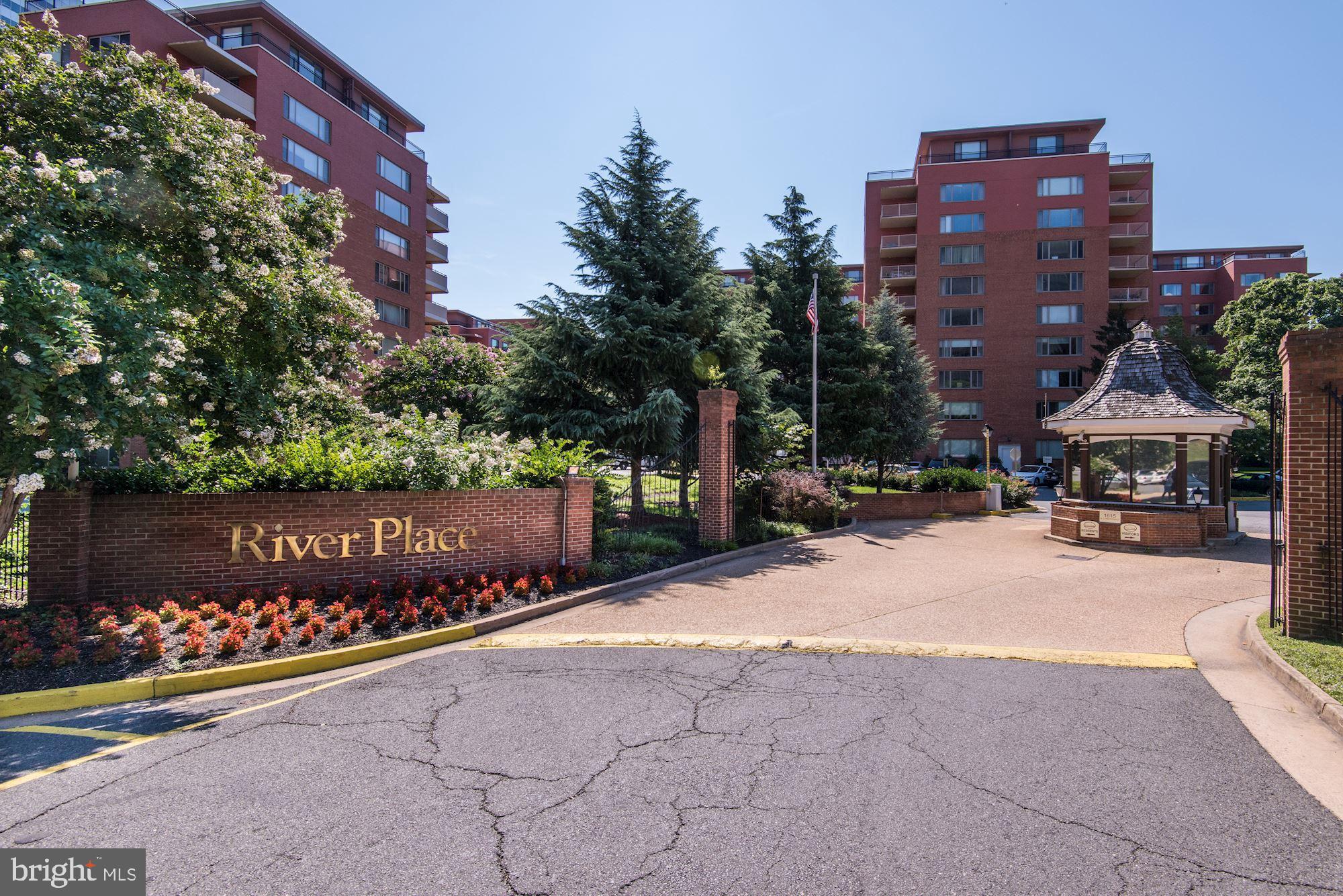 RIVER PLACE NORTH - Residential