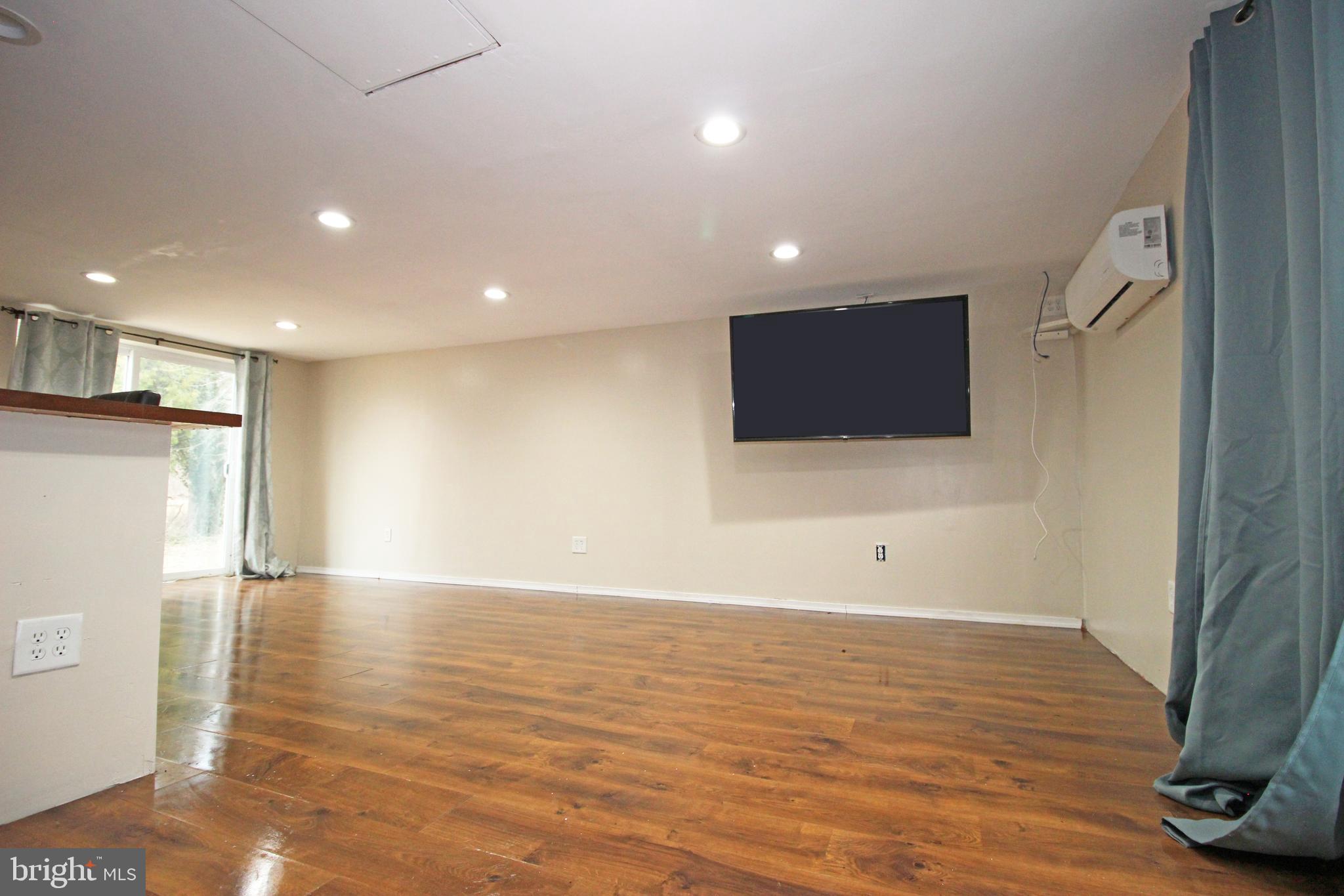 VILLAGE GREEN - Residential