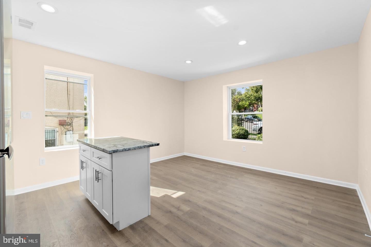 3158 BUENA VISTA TERRACE SE 1