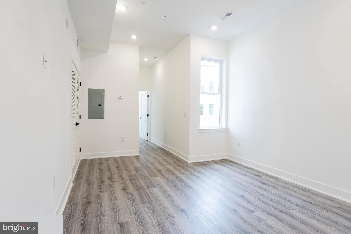 UNIVERSITY CITY - Residential Income