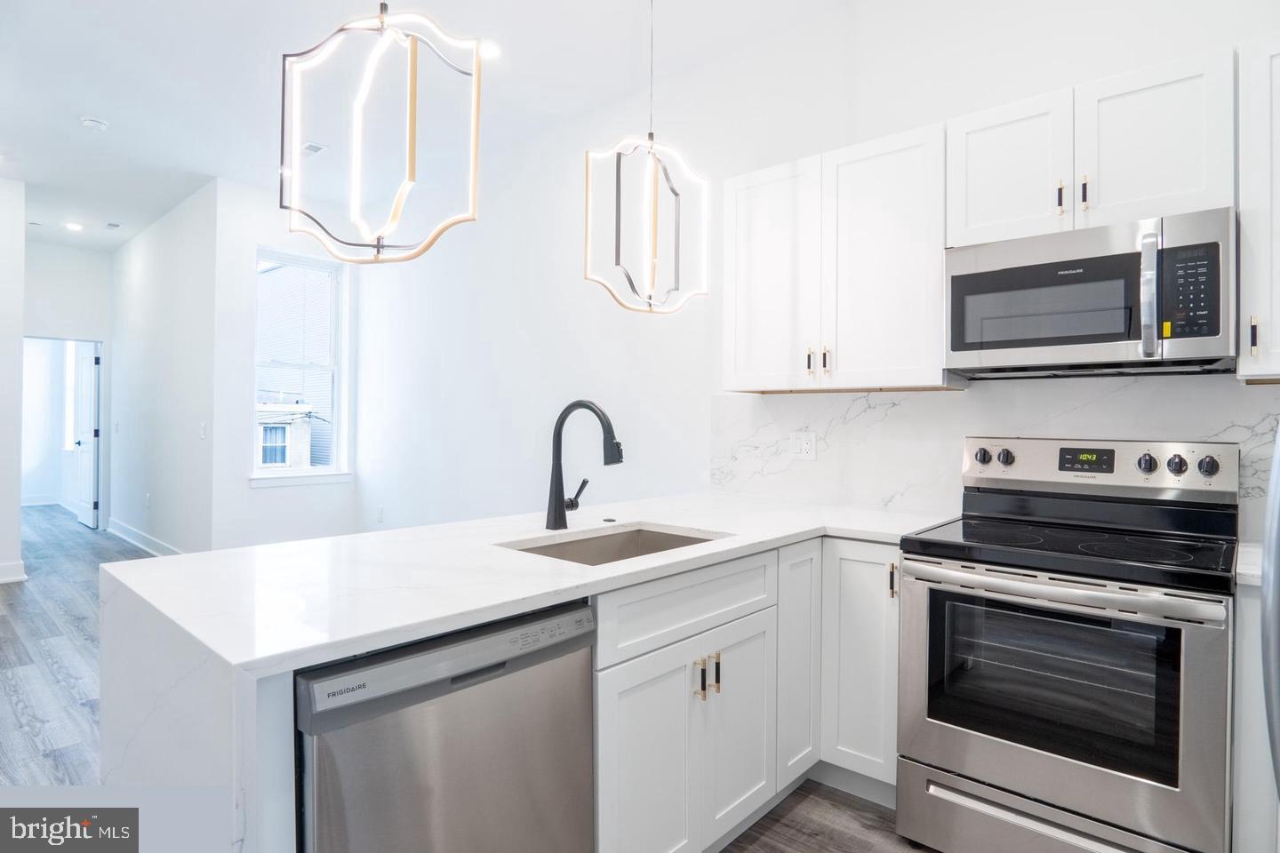 UNIVERSITY CITY - Residential Income