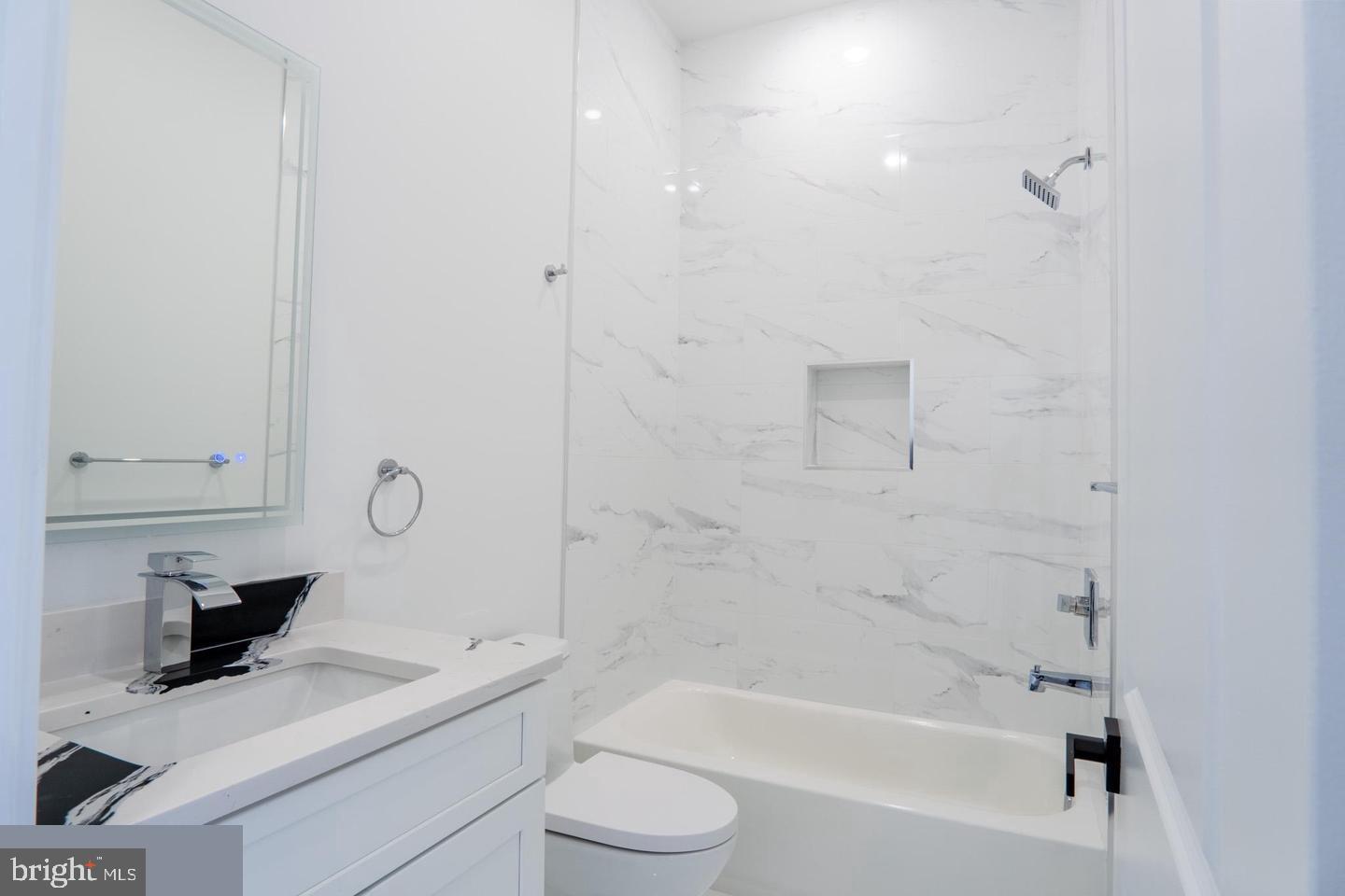 UNIVERSITY CITY - Residential Income