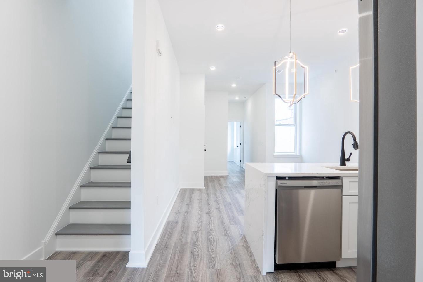 UNIVERSITY CITY - Residential Income