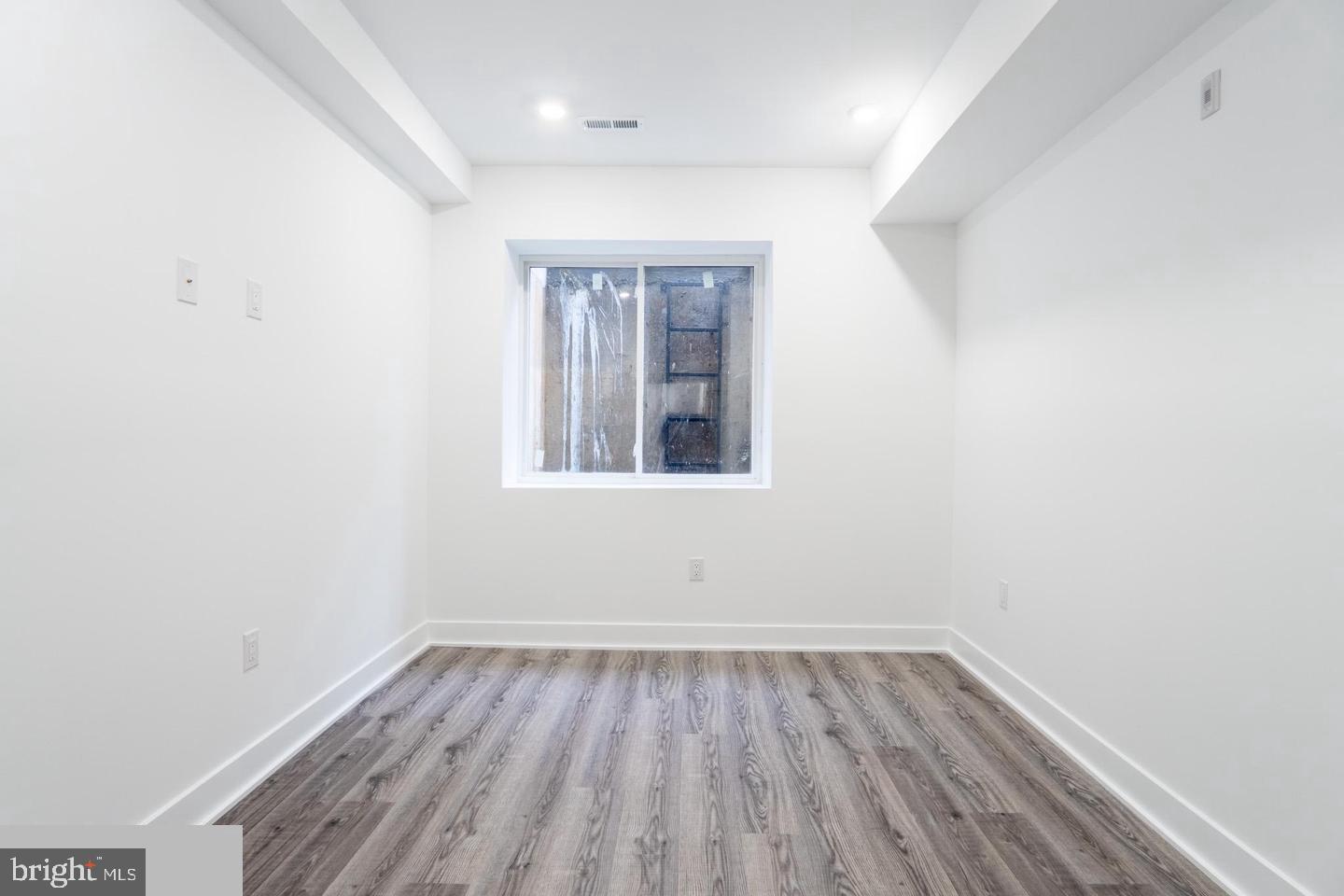 UNIVERSITY CITY - Residential Income