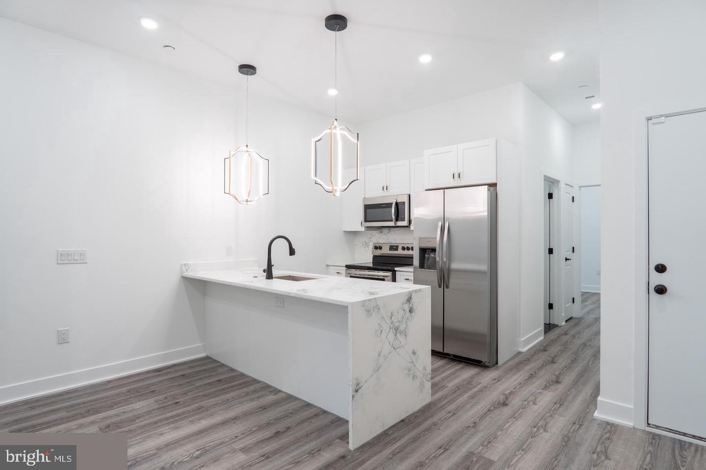 UNIVERSITY CITY - Residential Income