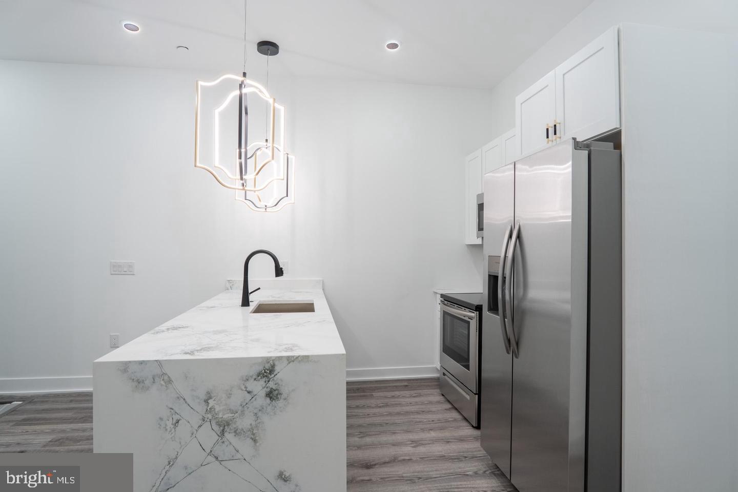 UNIVERSITY CITY - Residential Income