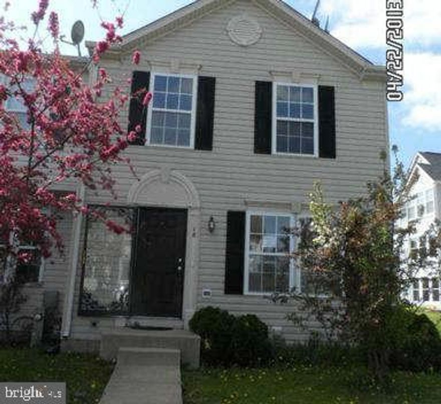 Nice corner unit in Stonegate located close to major shopping centers and restaurants. Home boasts updated kitchen and baths, ready to move into. Great opportunity for any first time buyer or investor.