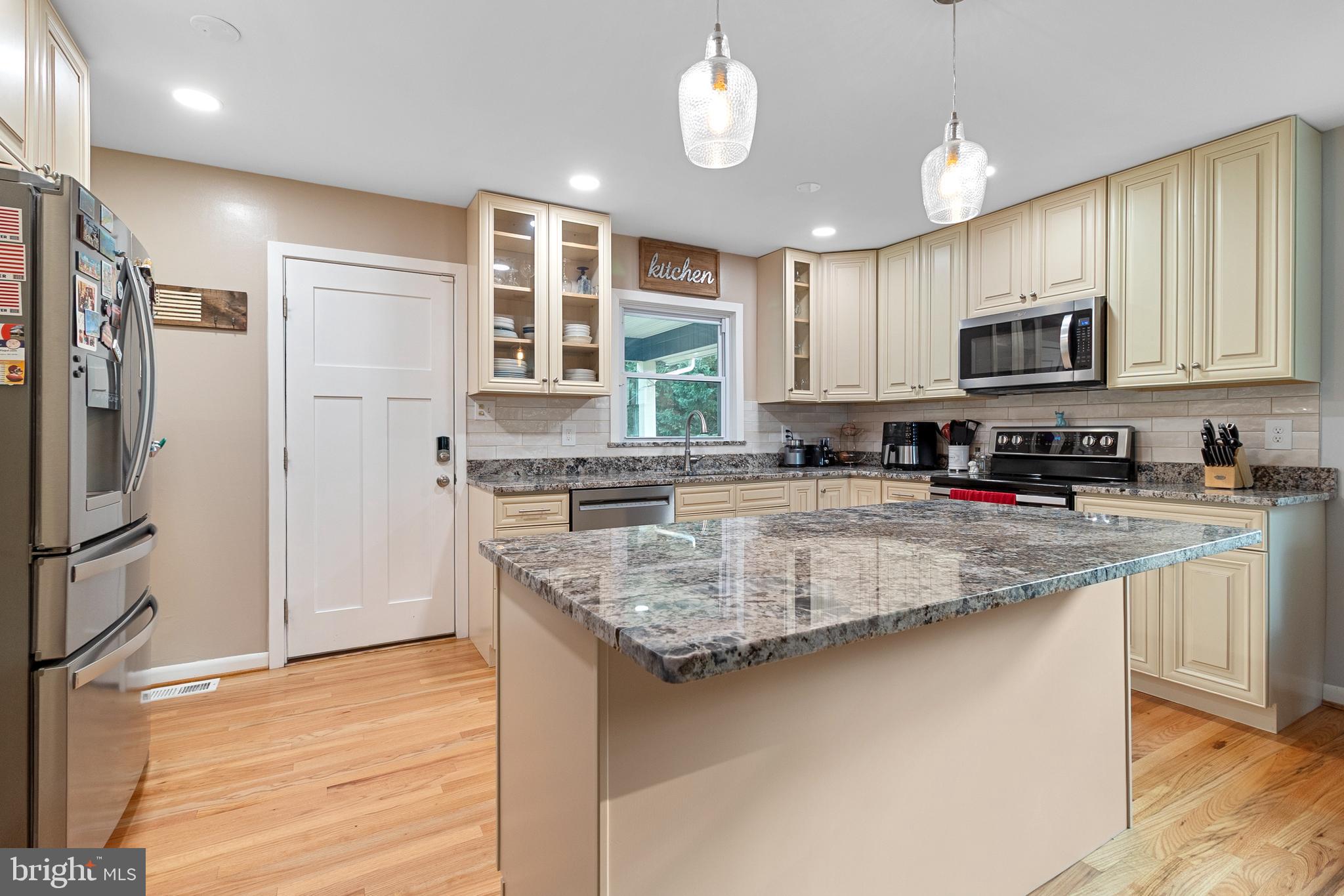 425 BROAD CREEK DRIVE