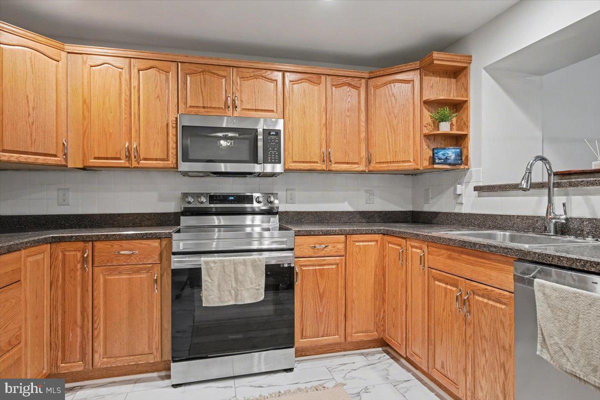 SCHOOL SIDE MANOR - Residential