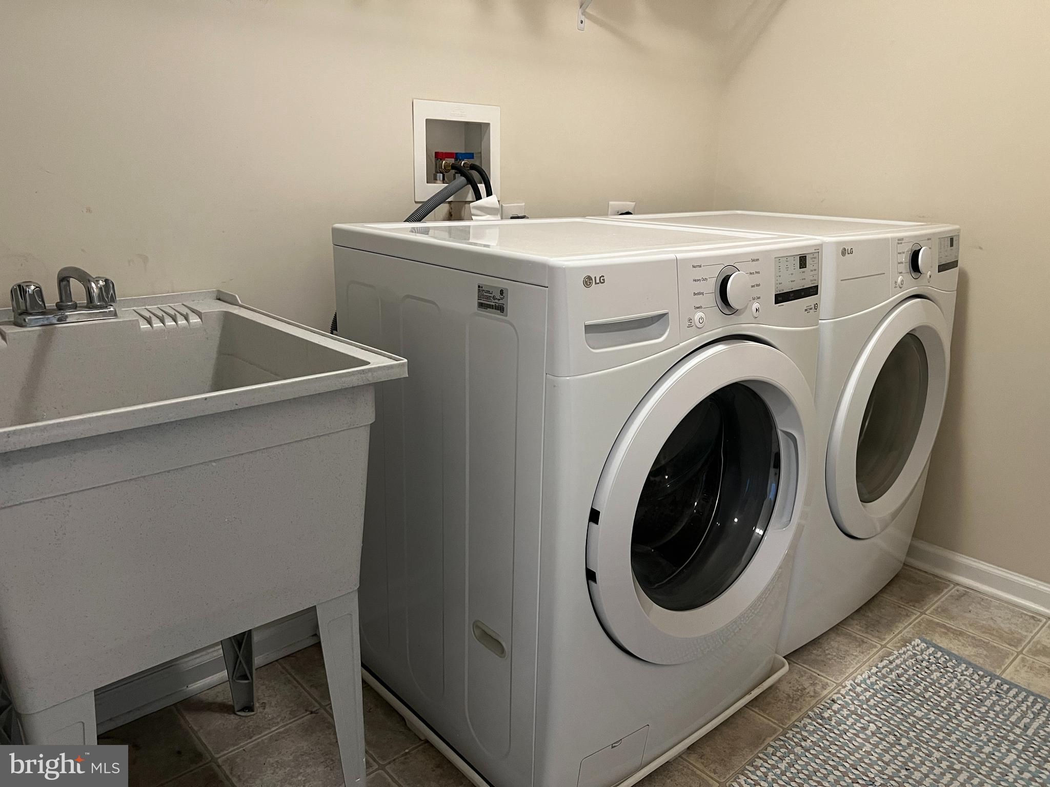 MEWS AT BAILEY STATION - Residential