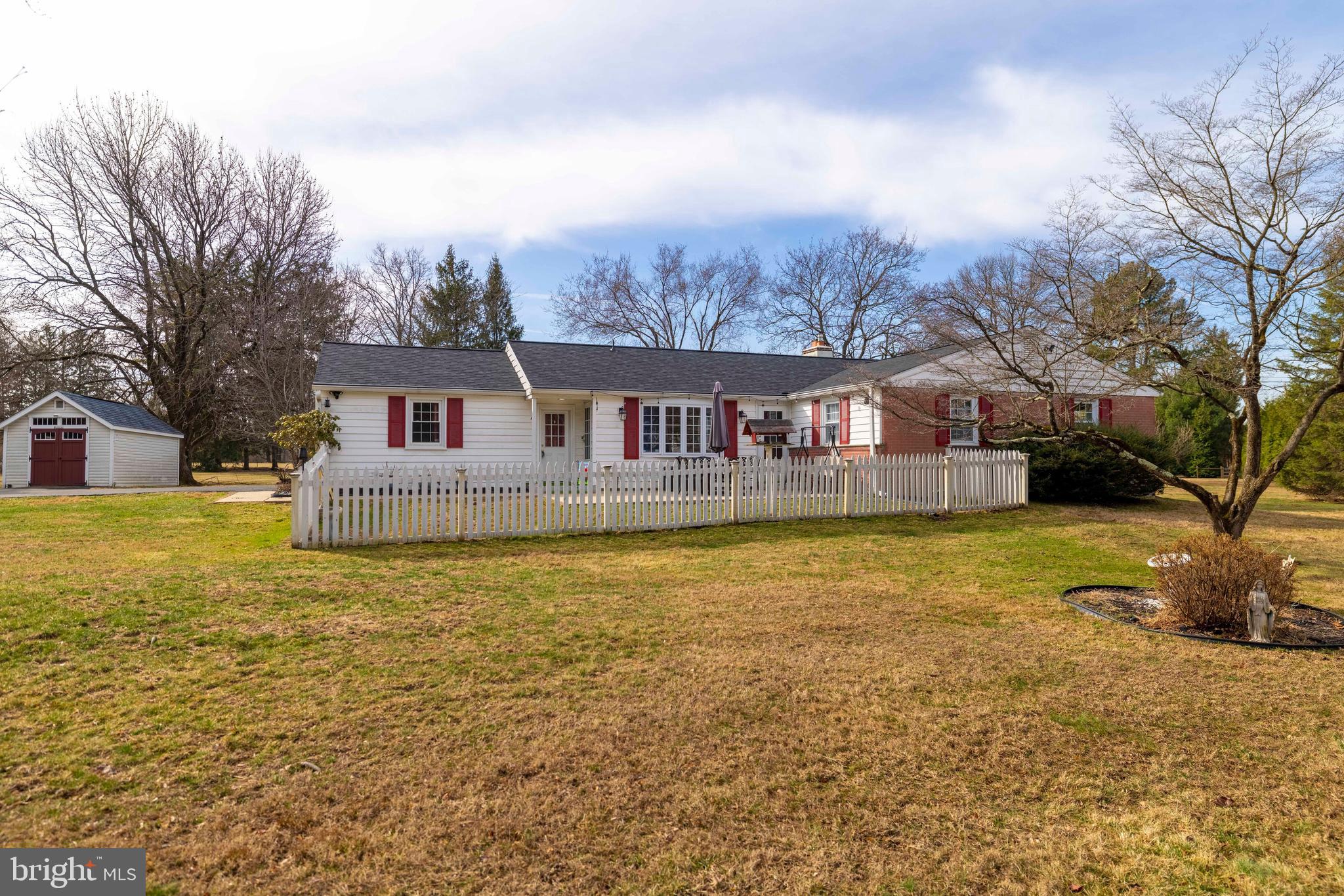 WARWICK MANOR - Residential