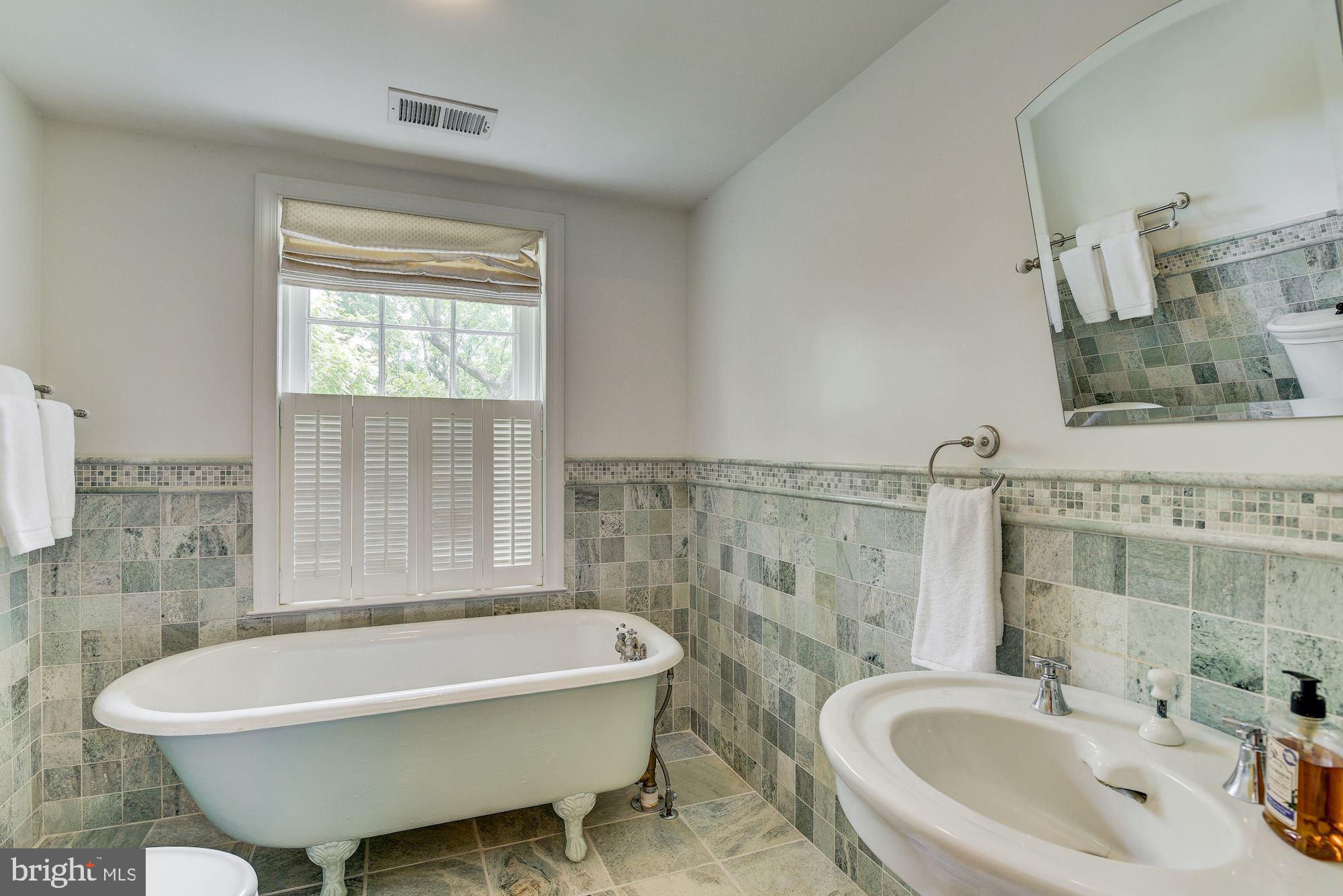 DELLABROOKE FOREST - Residential