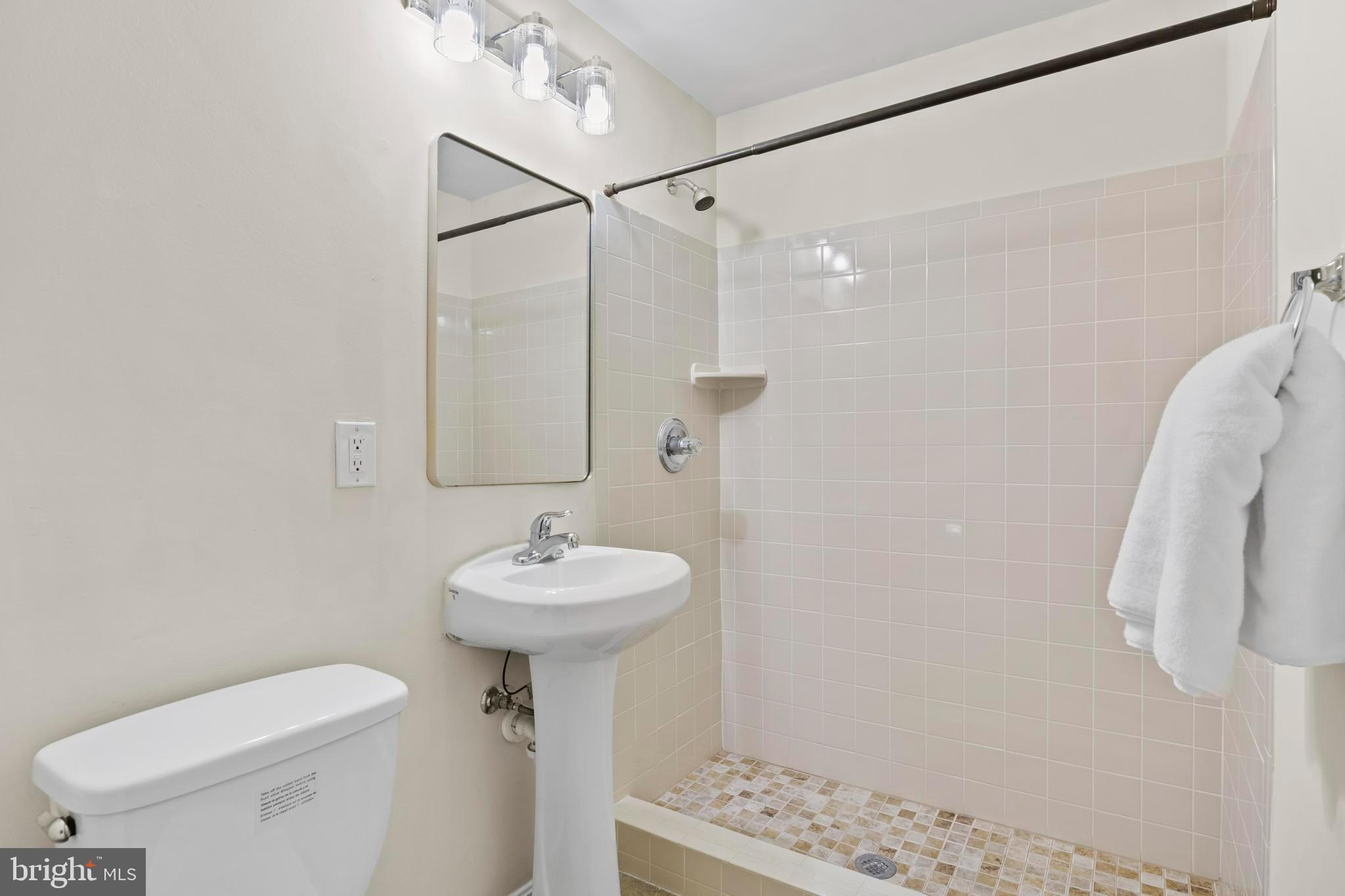 LONDON TOWN WEST - Residential