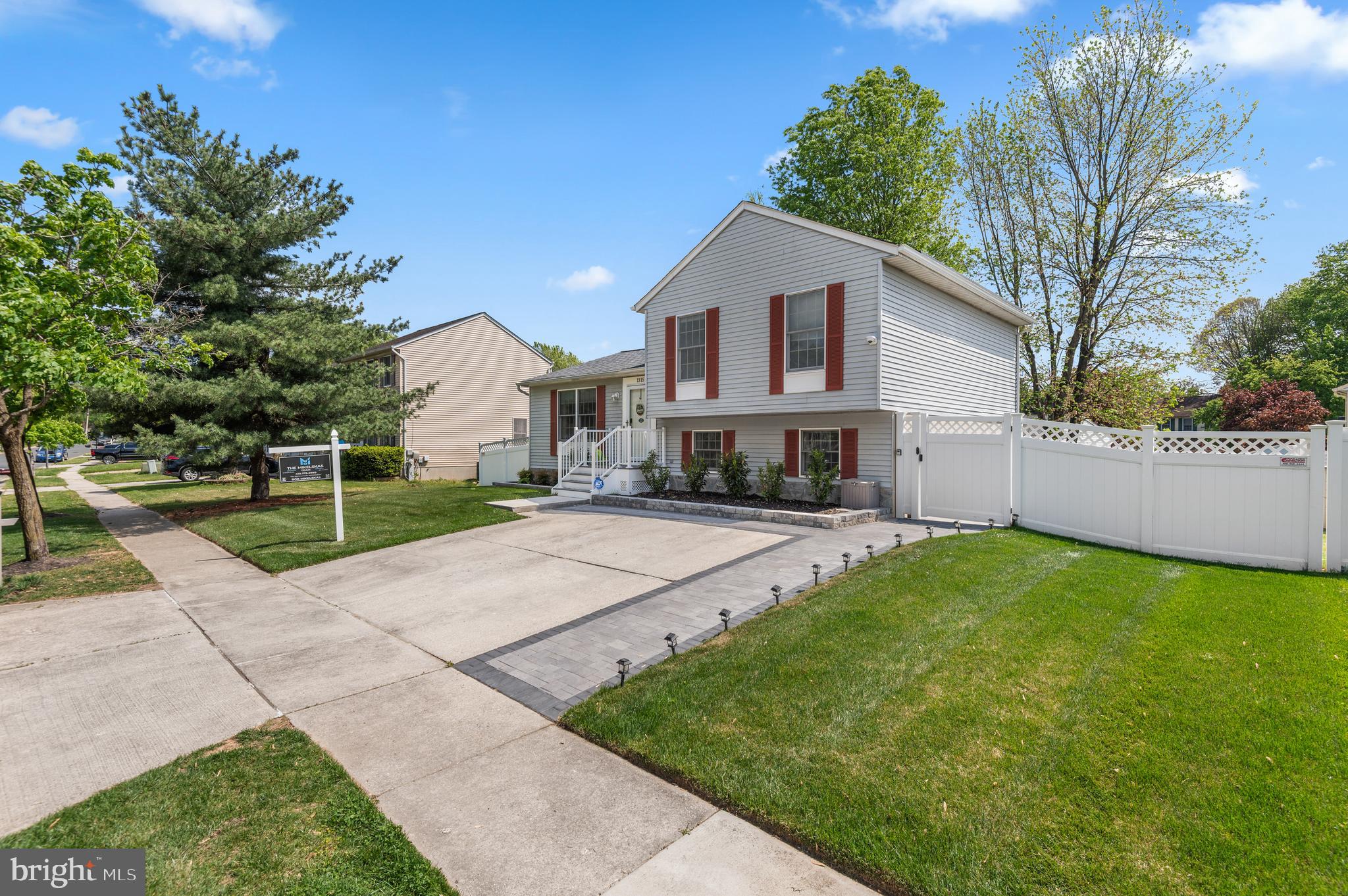 DELMONT STATION - Residential