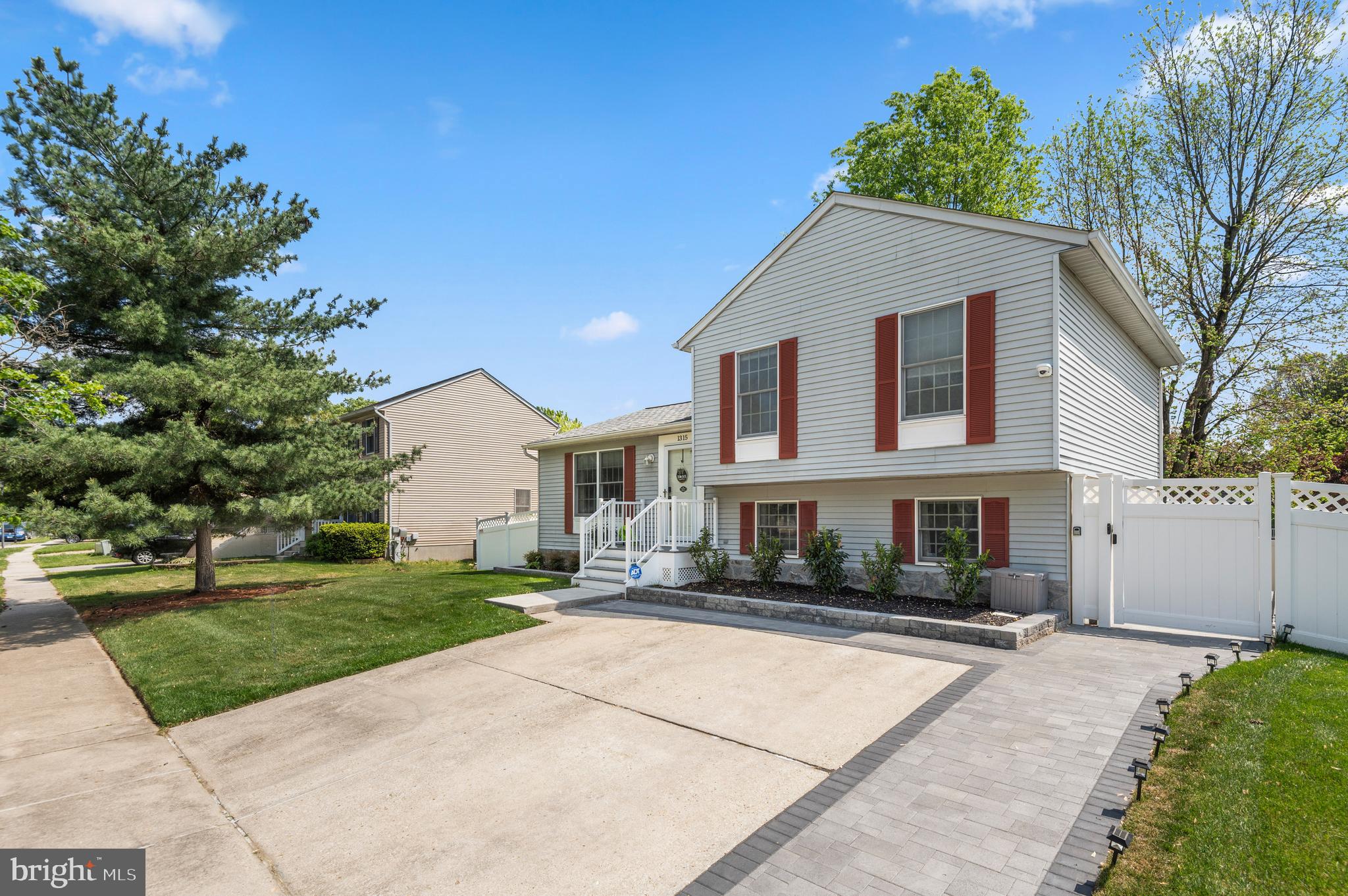 DELMONT STATION - Residential