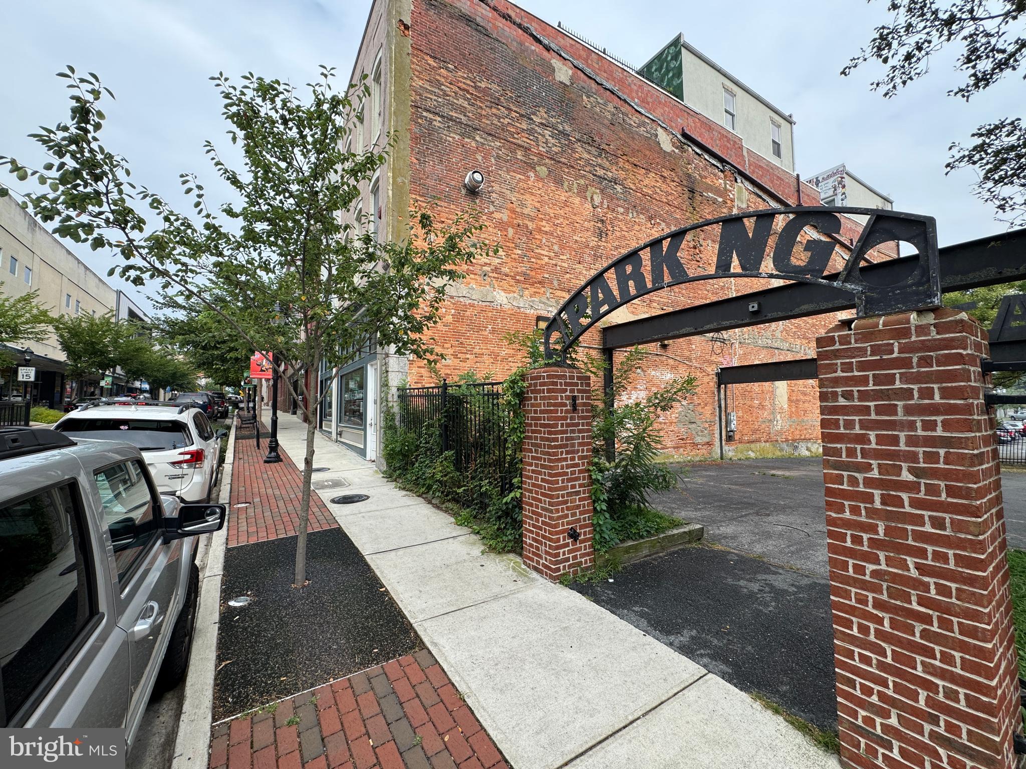 Main image without alt text