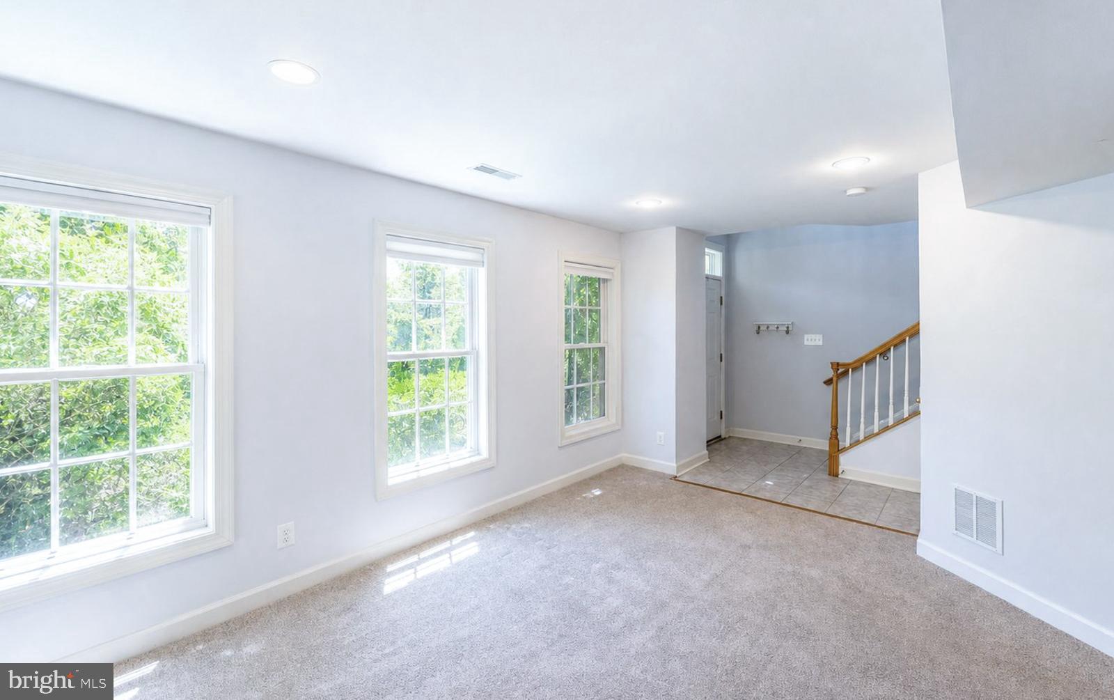 1302 HENDRIX LANE