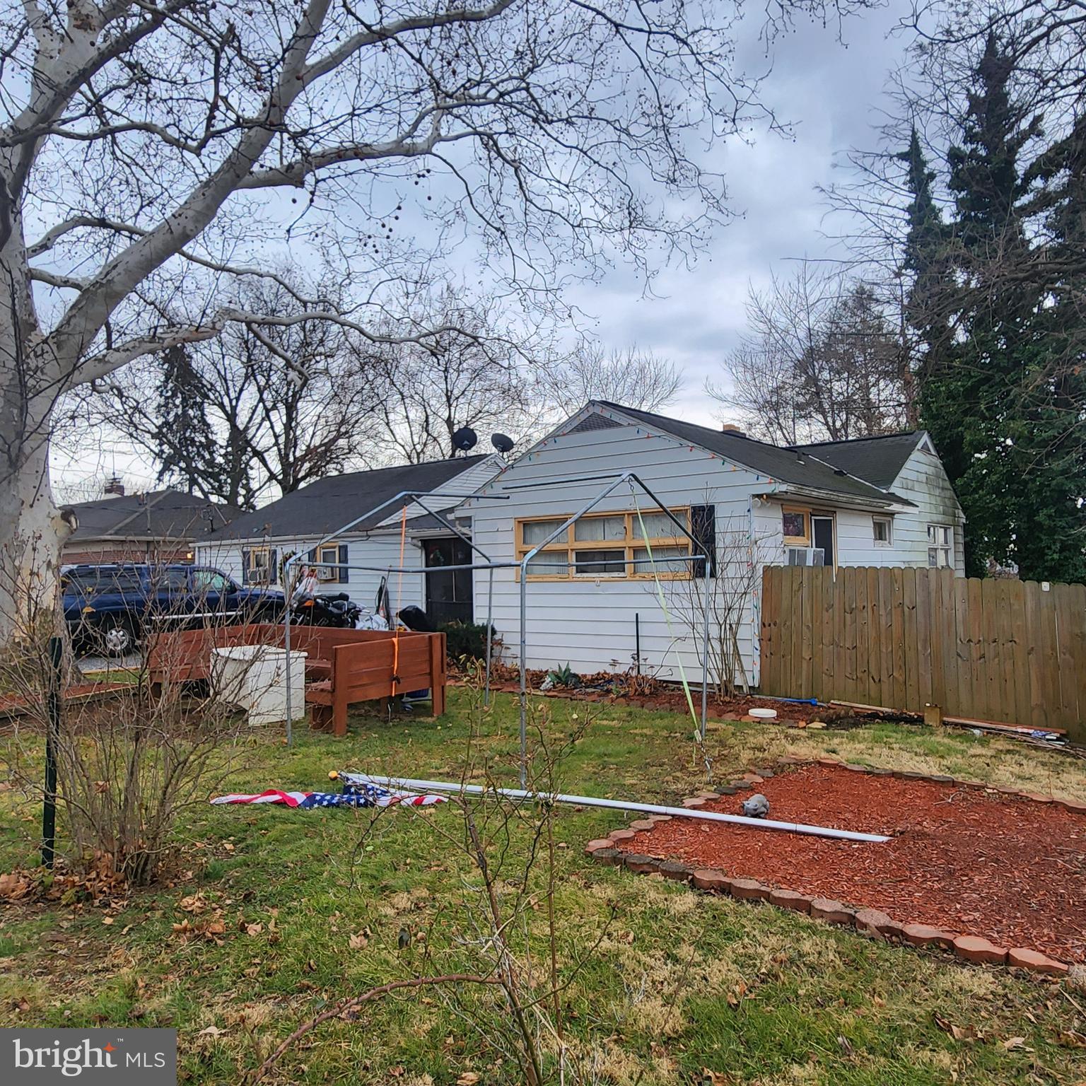 740 N HAWTHORNE STREET