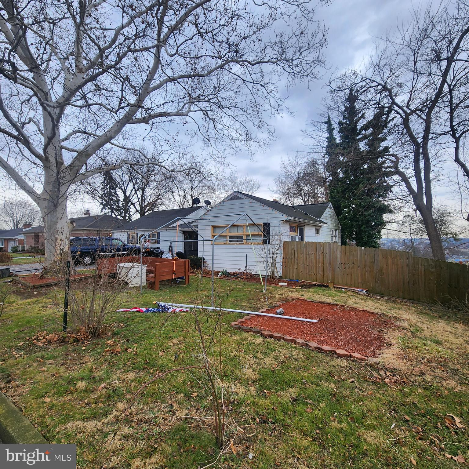 740 N HAWTHORNE STREET