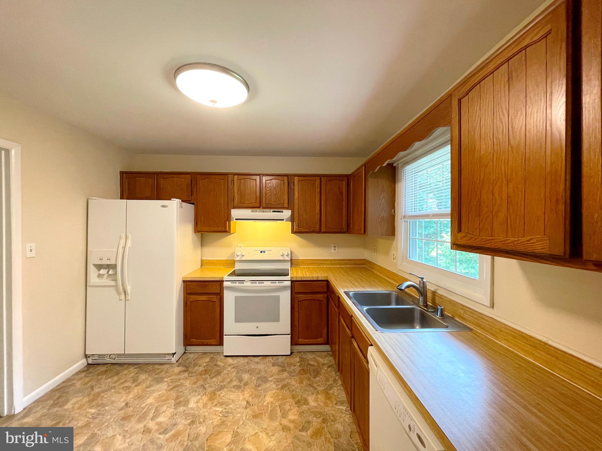 BRETON BAY ESTATES - Residential Lease