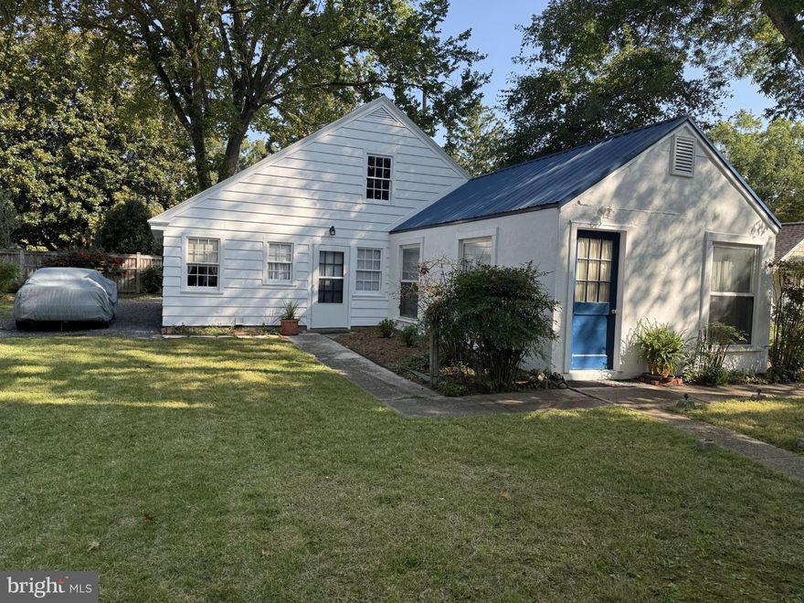 Cottage Apartment, Appx. 900 Sq. Ft Alley Access, Centally located and  convenient to Downtown, Idelwild Park, Rails to Trails and other amenities. Two bedrooms, livingroom, family room, office, renovated kitchen and bath, includes washer/dryer. Quiet and peaceful location