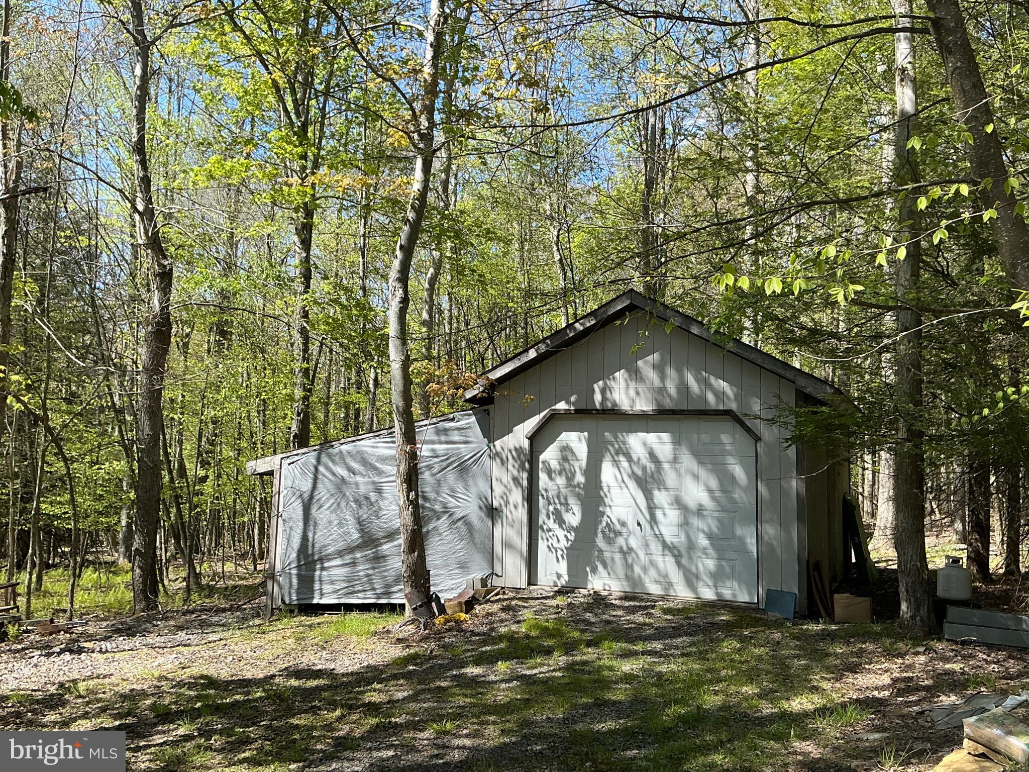 WOODLANDS HILL - Residential