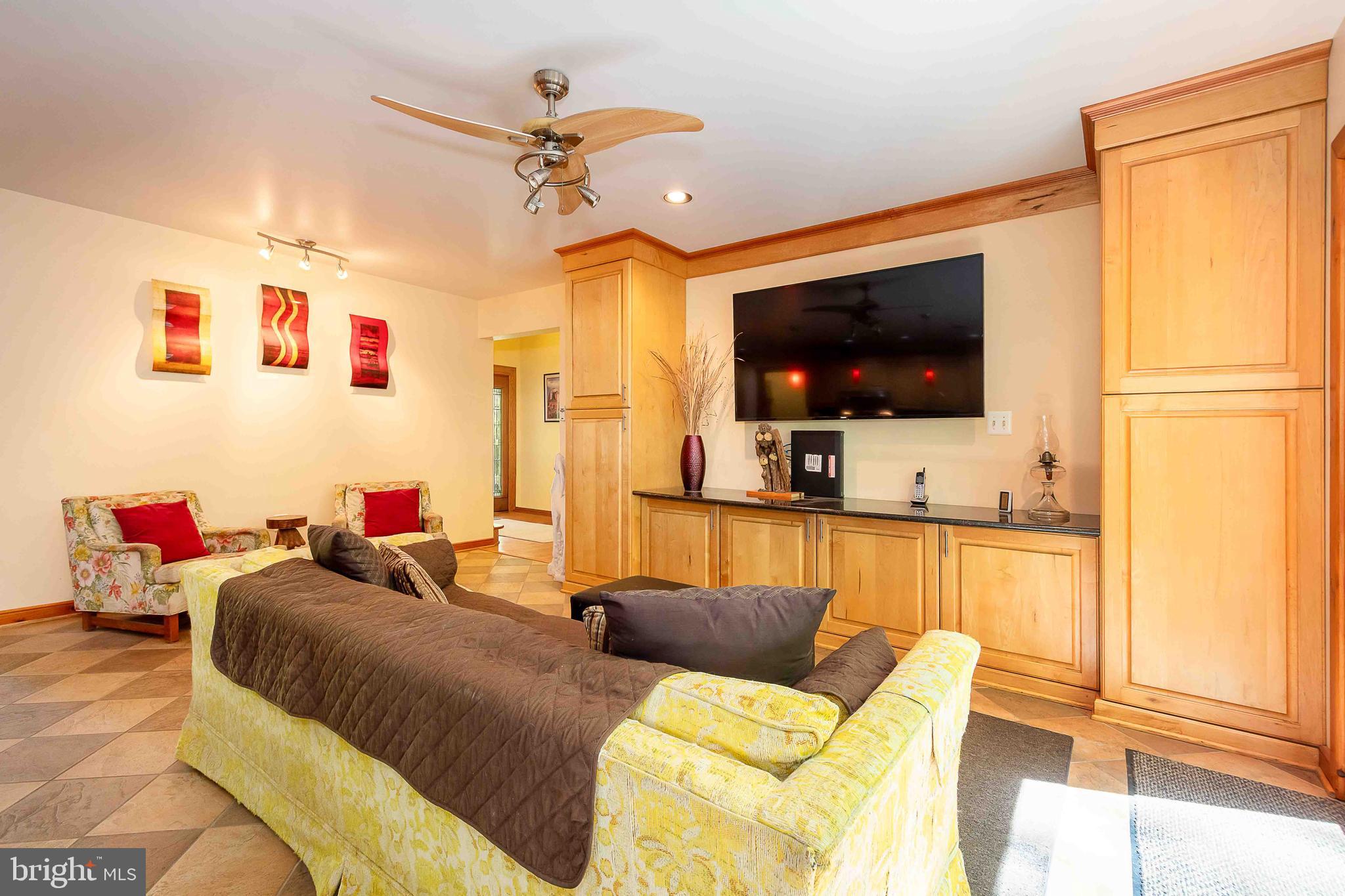 WOODLANDS HILL - Residential