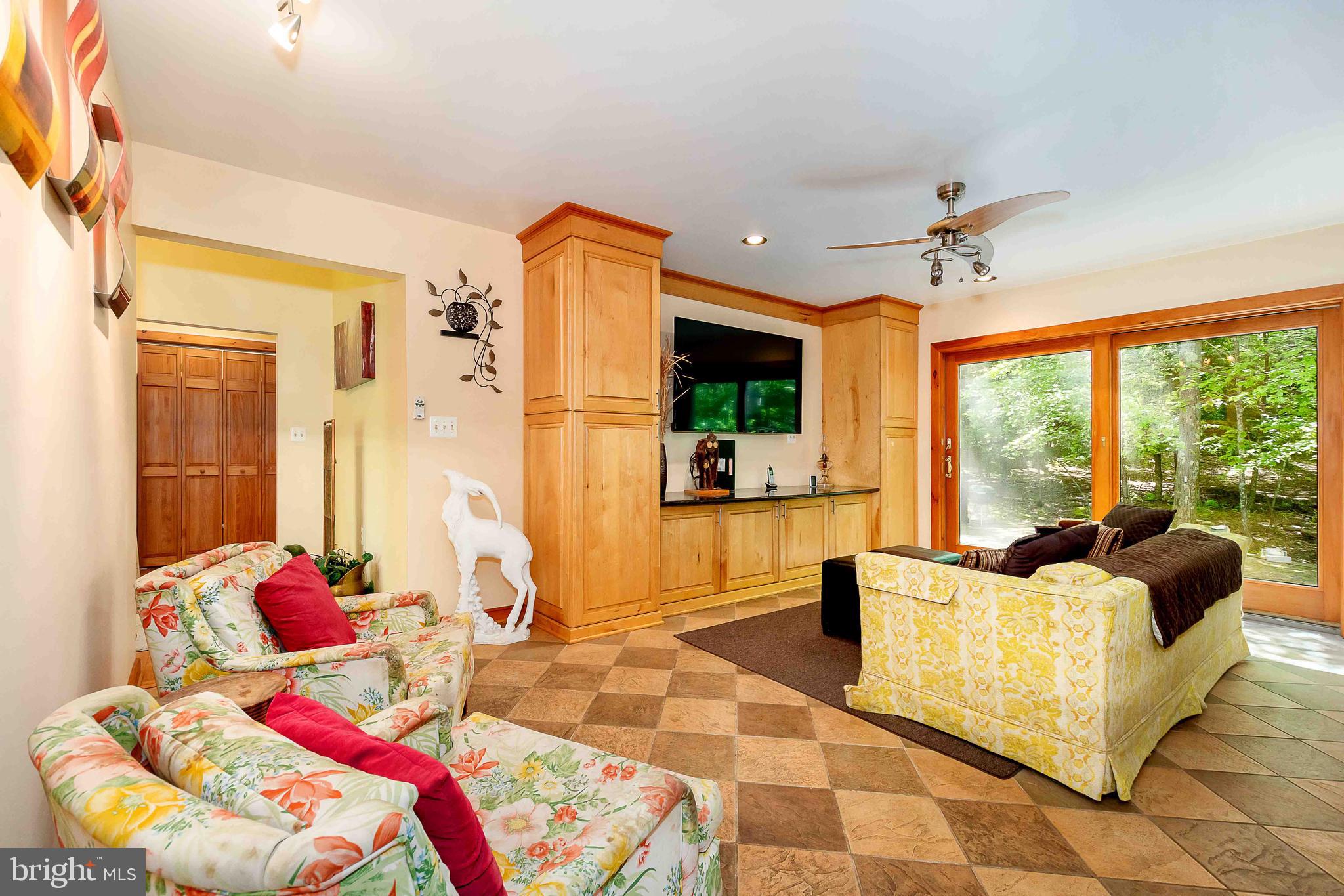 WOODLANDS HILL - Residential