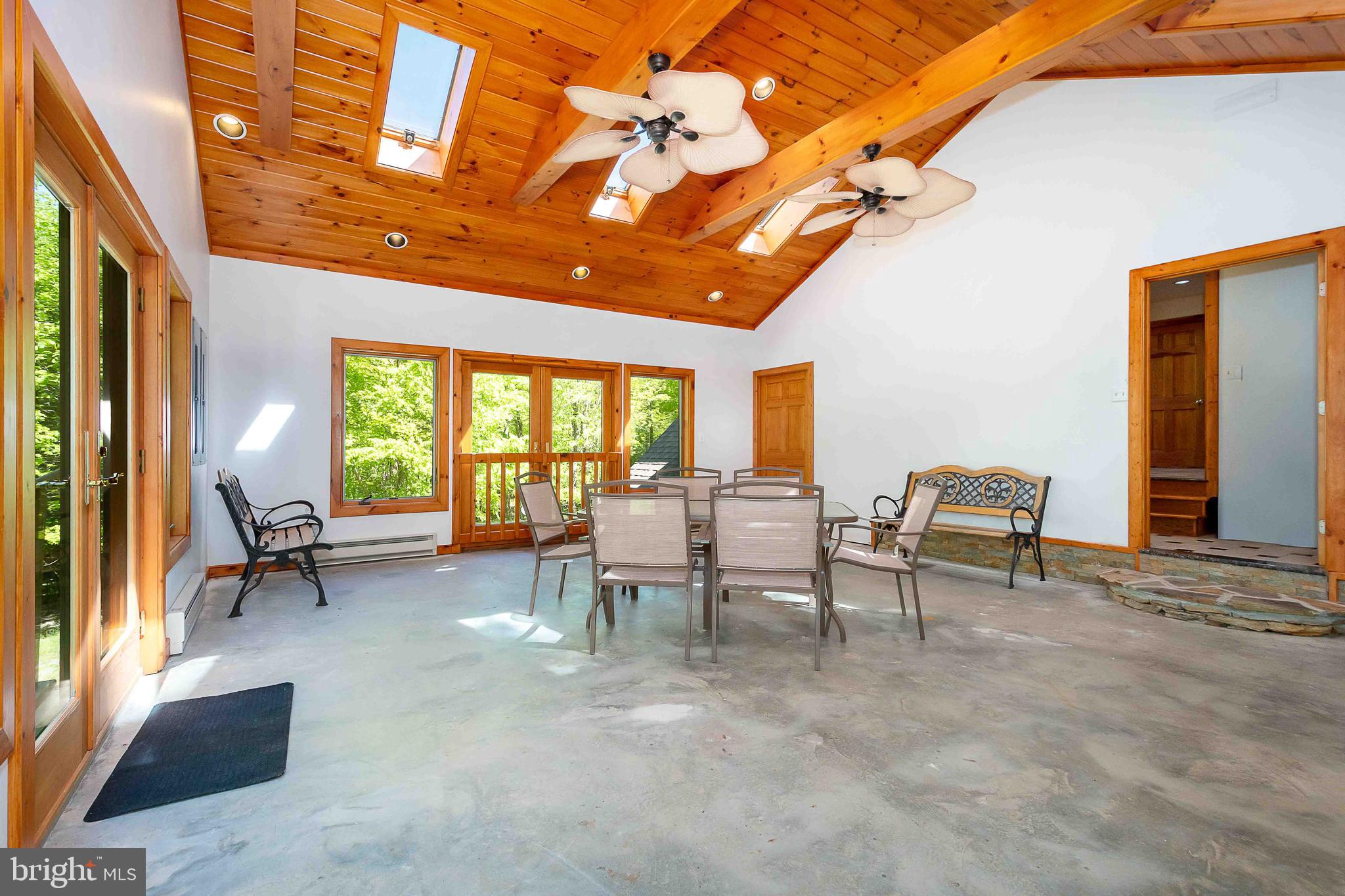WOODLANDS HILL - Residential