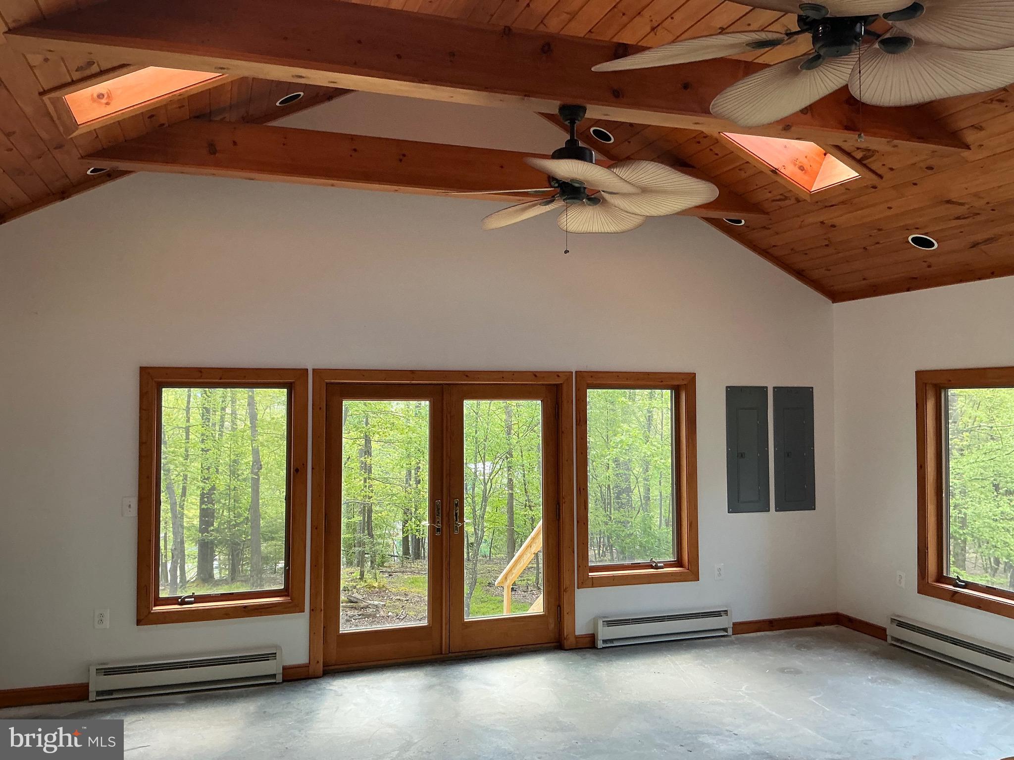 WOODLANDS HILL - Residential