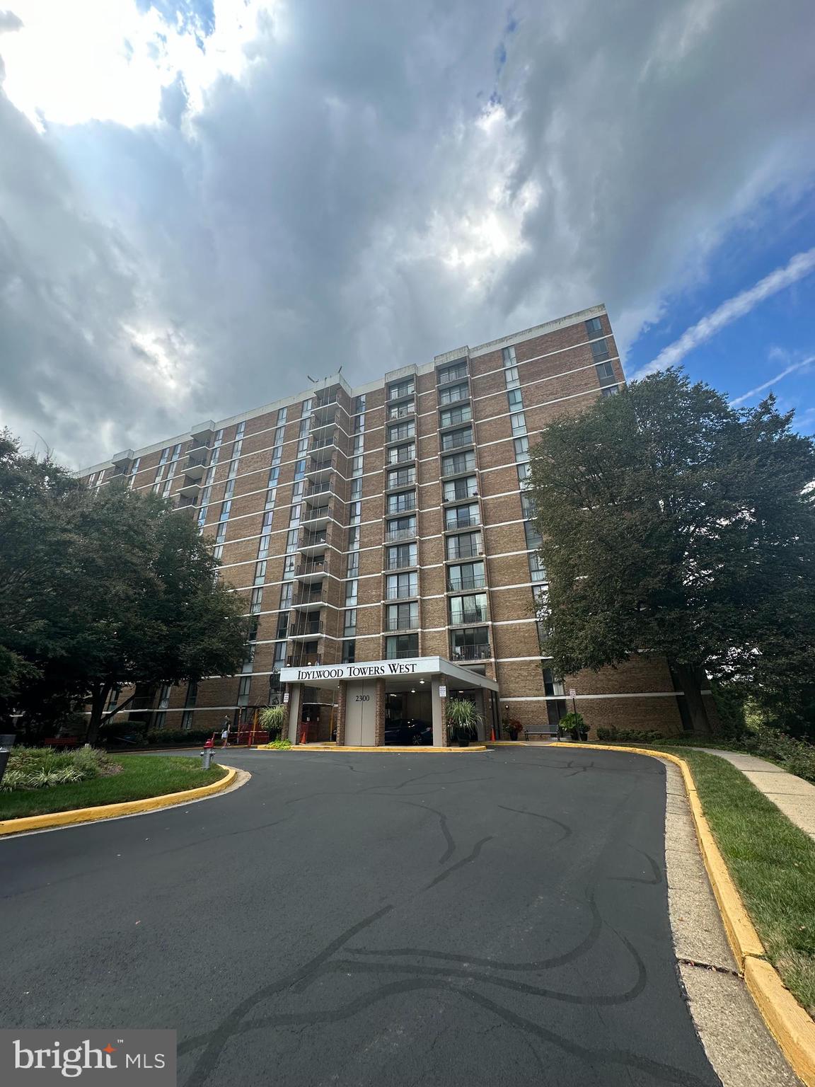 IDYLWOOD TOWERS - Residential