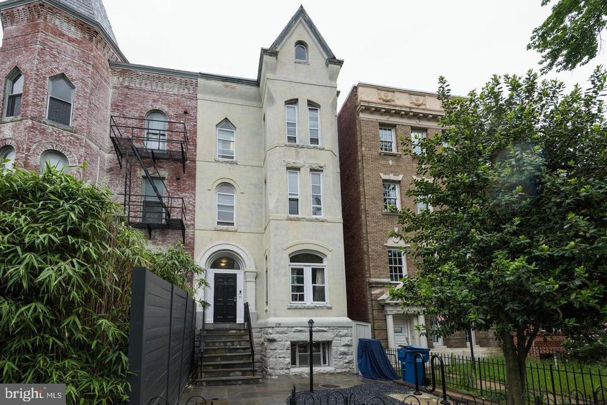 This is a top floor apartment in a 4-unit building. Classic Brownstone in prime Dupont Circle location with high ceilings, renovated kitchen, washer/dryer, huge skylight, built-in shelves, additional storage and your own private deck space. Steps to chic nightlife in the middle of the city. Don't wait too long because you might miss out on this one. Housing Choice Vouchers accepted.