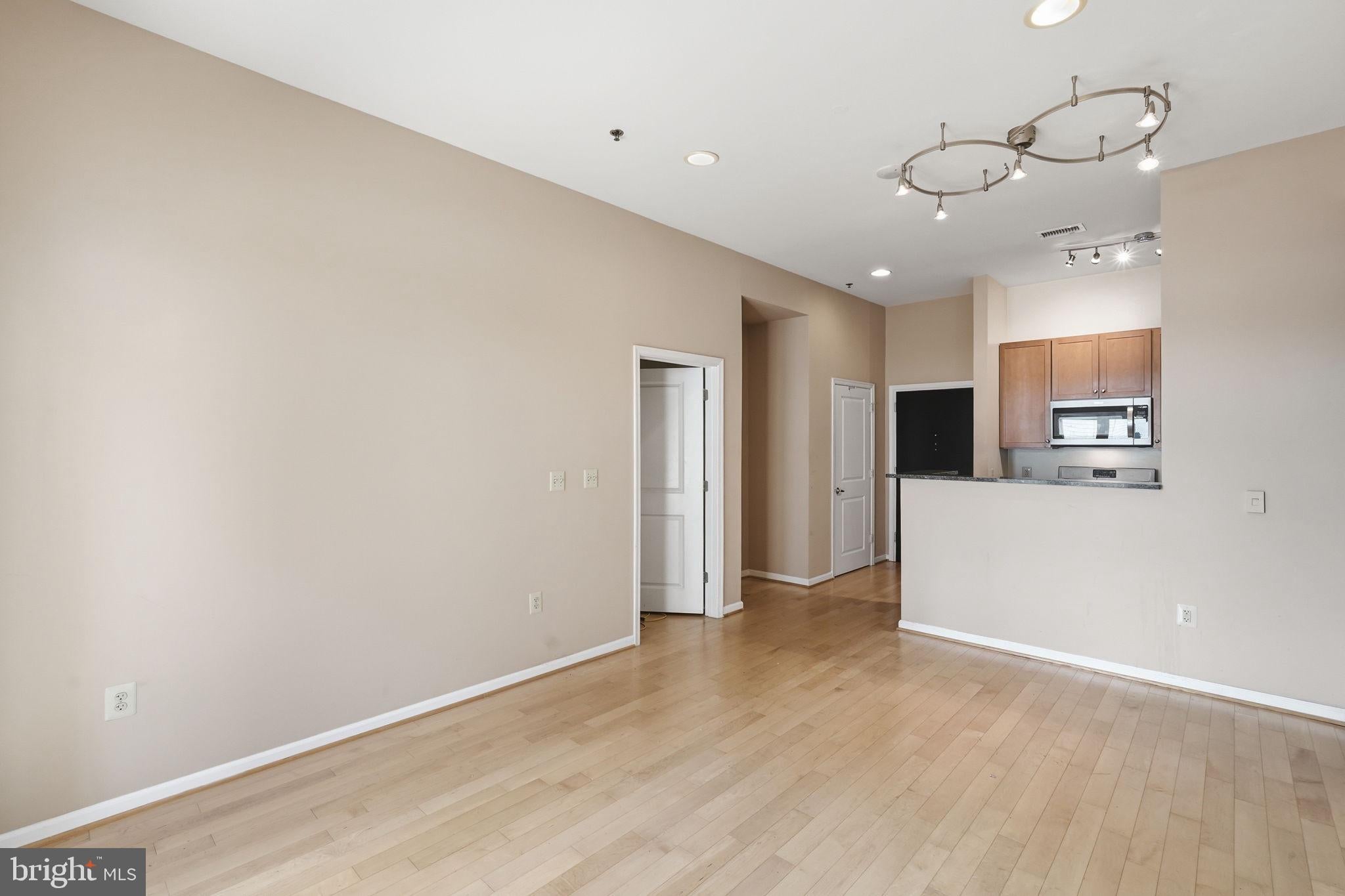 309 HOLLAND LANE 211