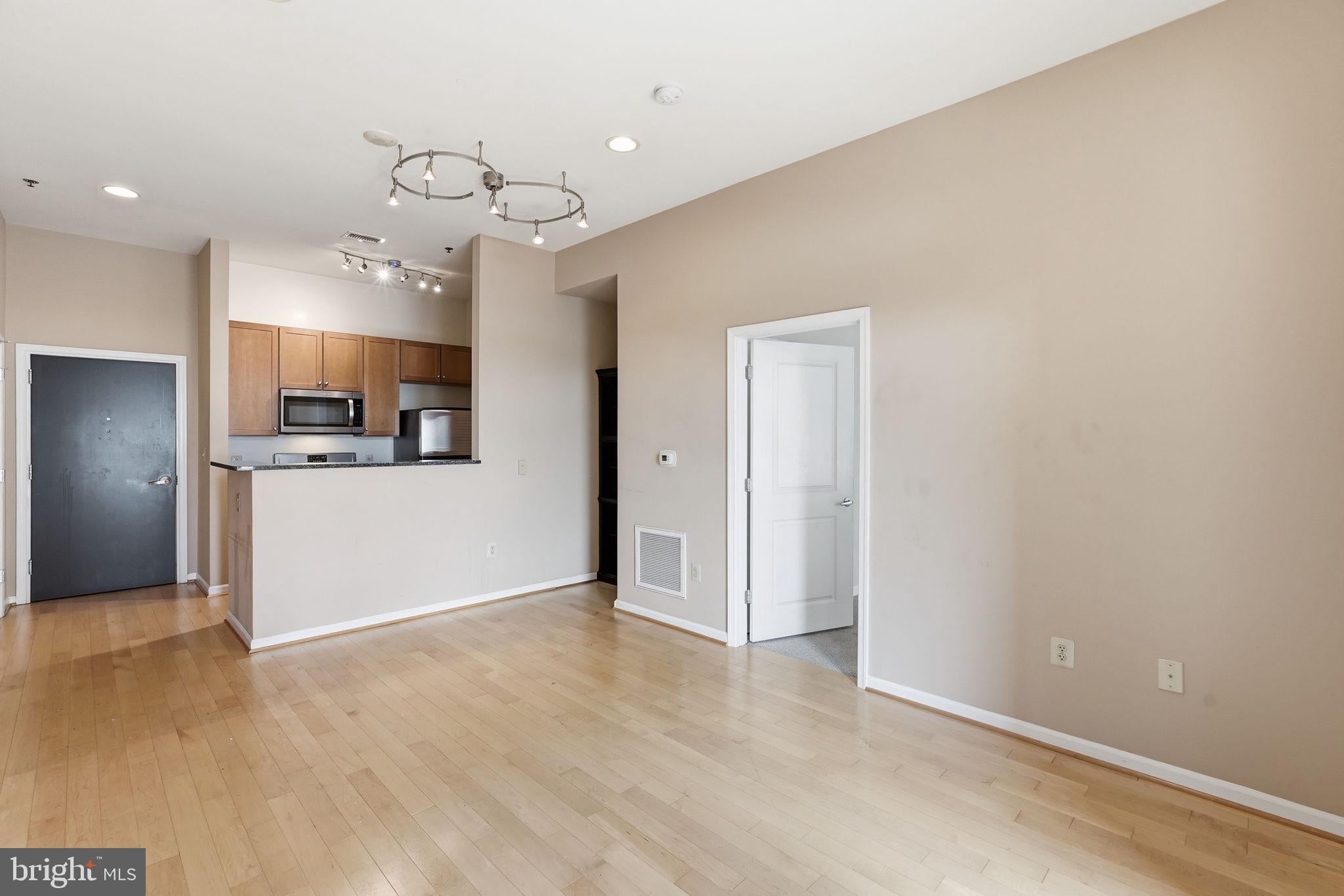 309 HOLLAND LANE 211