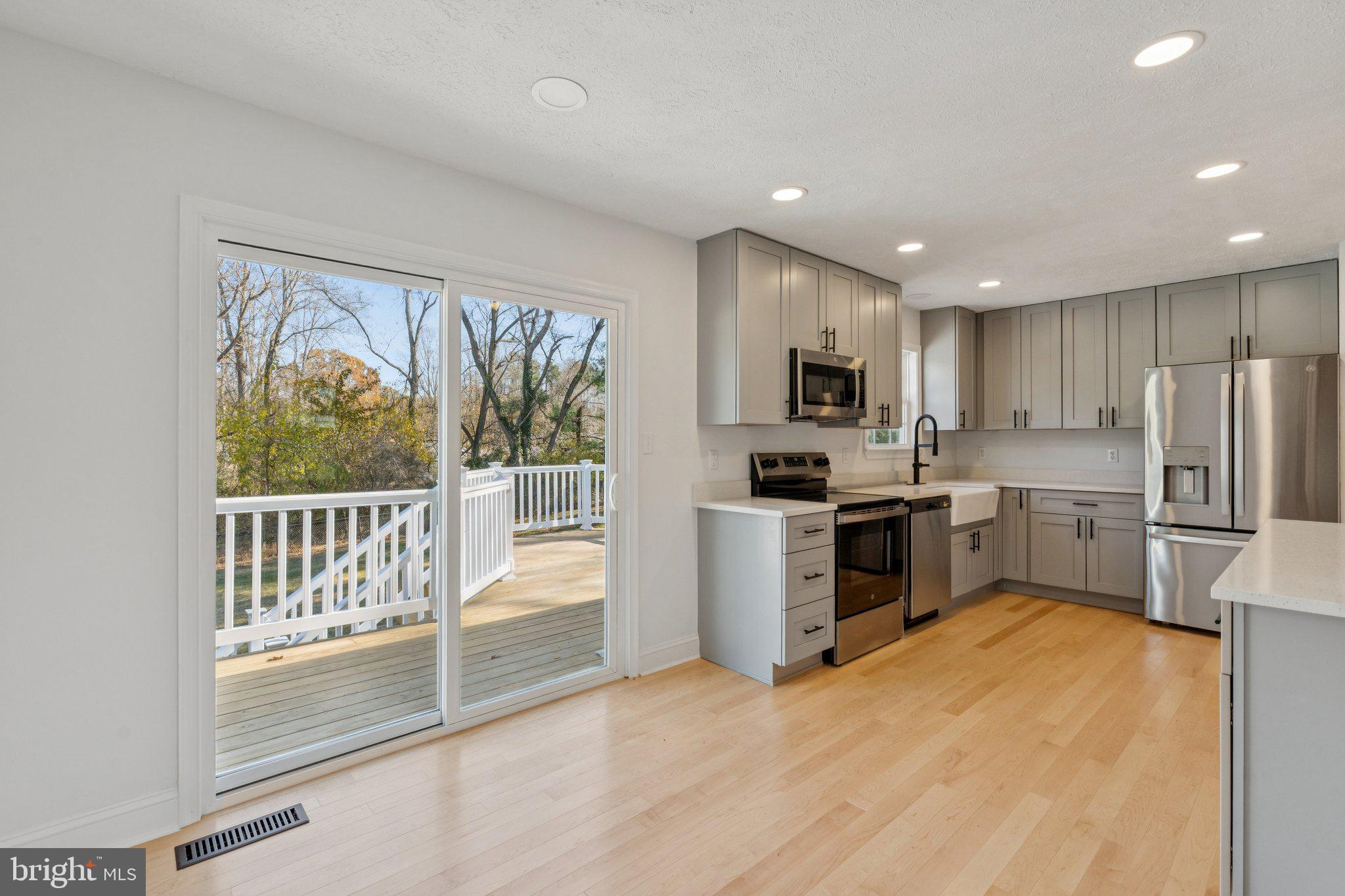 GOLDEN BEACH - Residential