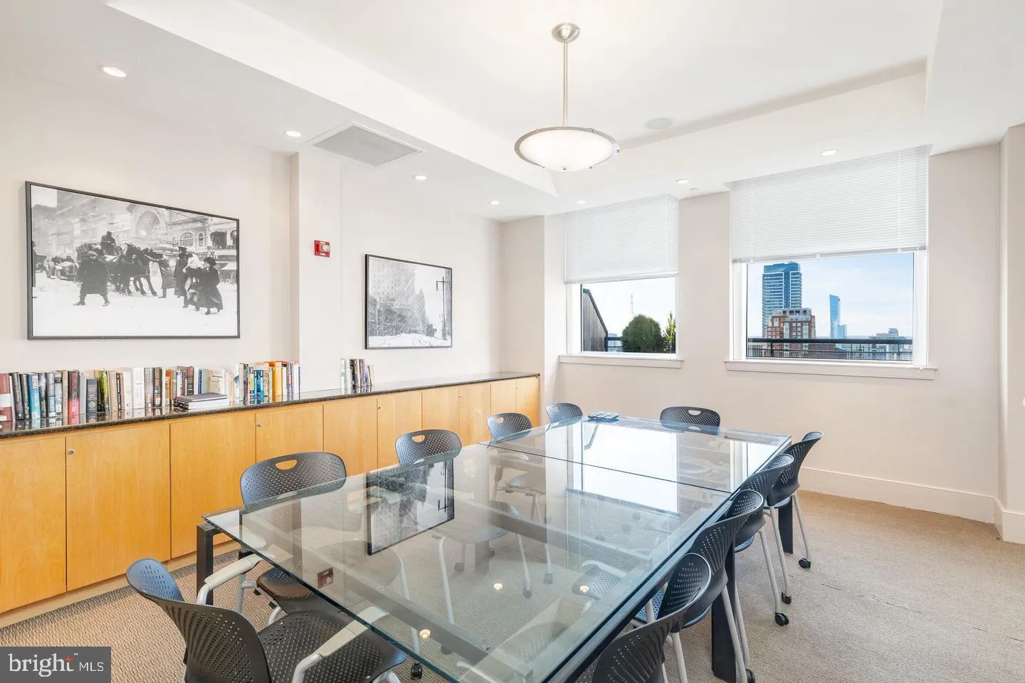 Philadelphia, Pennsylvania 19102, United States, 2 Bedrooms Bedrooms, ,2 BathroomsBathrooms,Residential,Active,165820