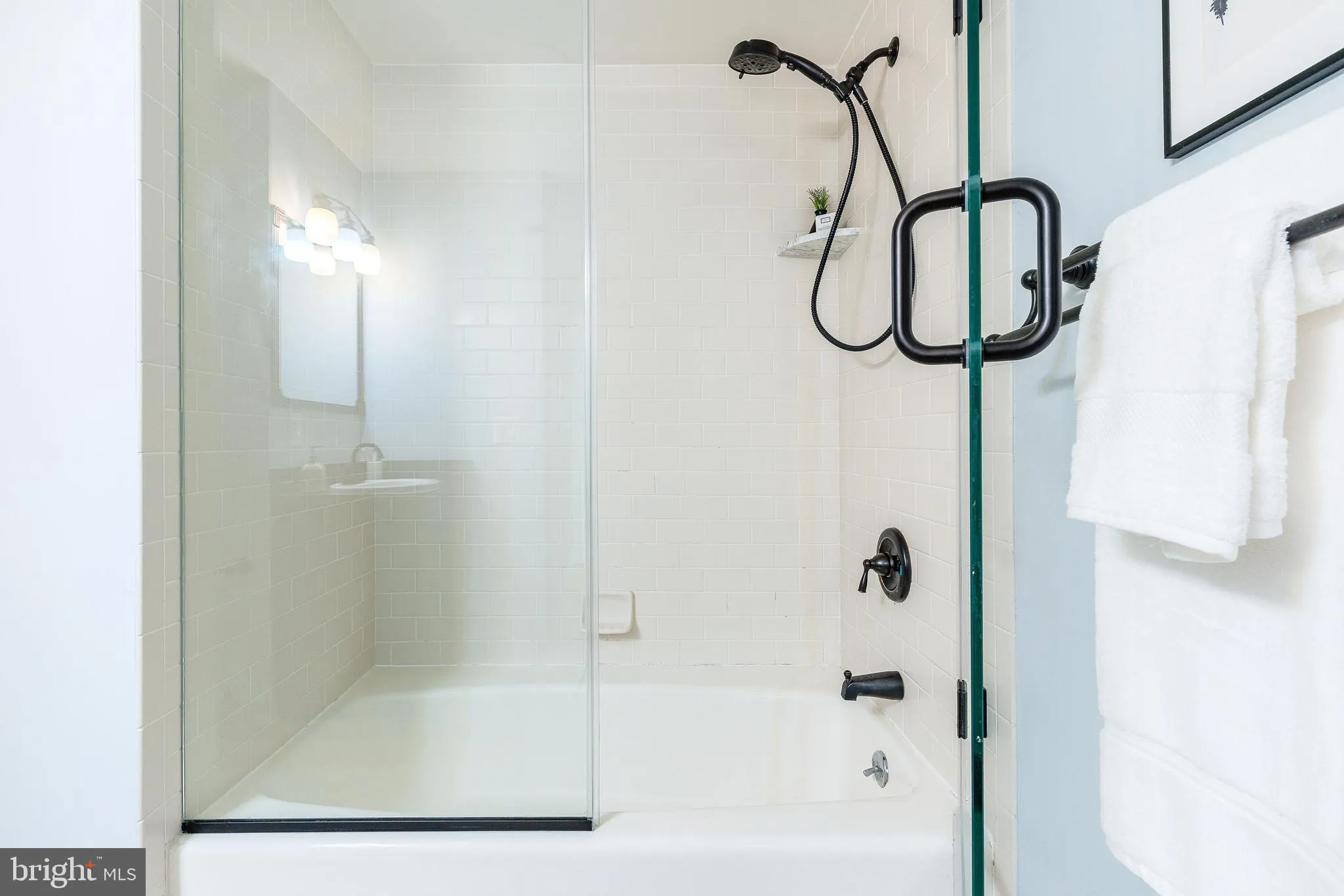 Philadelphia, Pennsylvania 19102, United States, 2 Bedrooms Bedrooms, ,2 BathroomsBathrooms,Residential,Active,165820