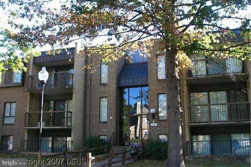 Fresh paint and carpet. Washer & dryer in the until. Nice ground level condo, close to shopping, dinning and highway. Trash, water & sewer included in the condo fee paid by the owner. Owner Agent.