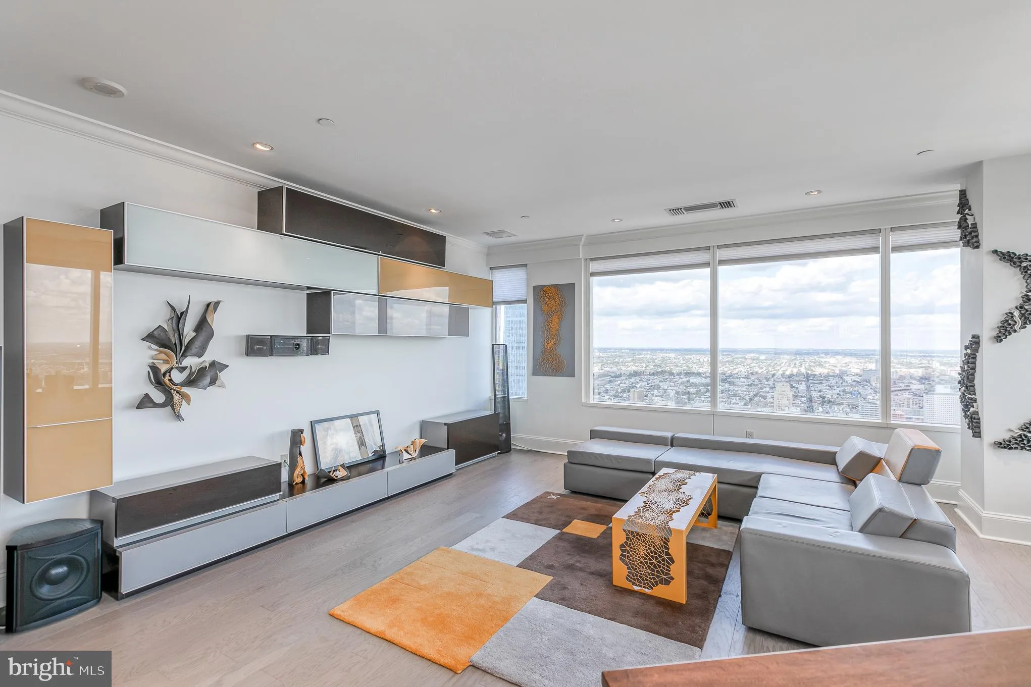 Philadelphia, Pennsylvania 19102, United States, 2 Bedrooms Bedrooms, ,3 BathroomsBathrooms,Residential,Pending,132907