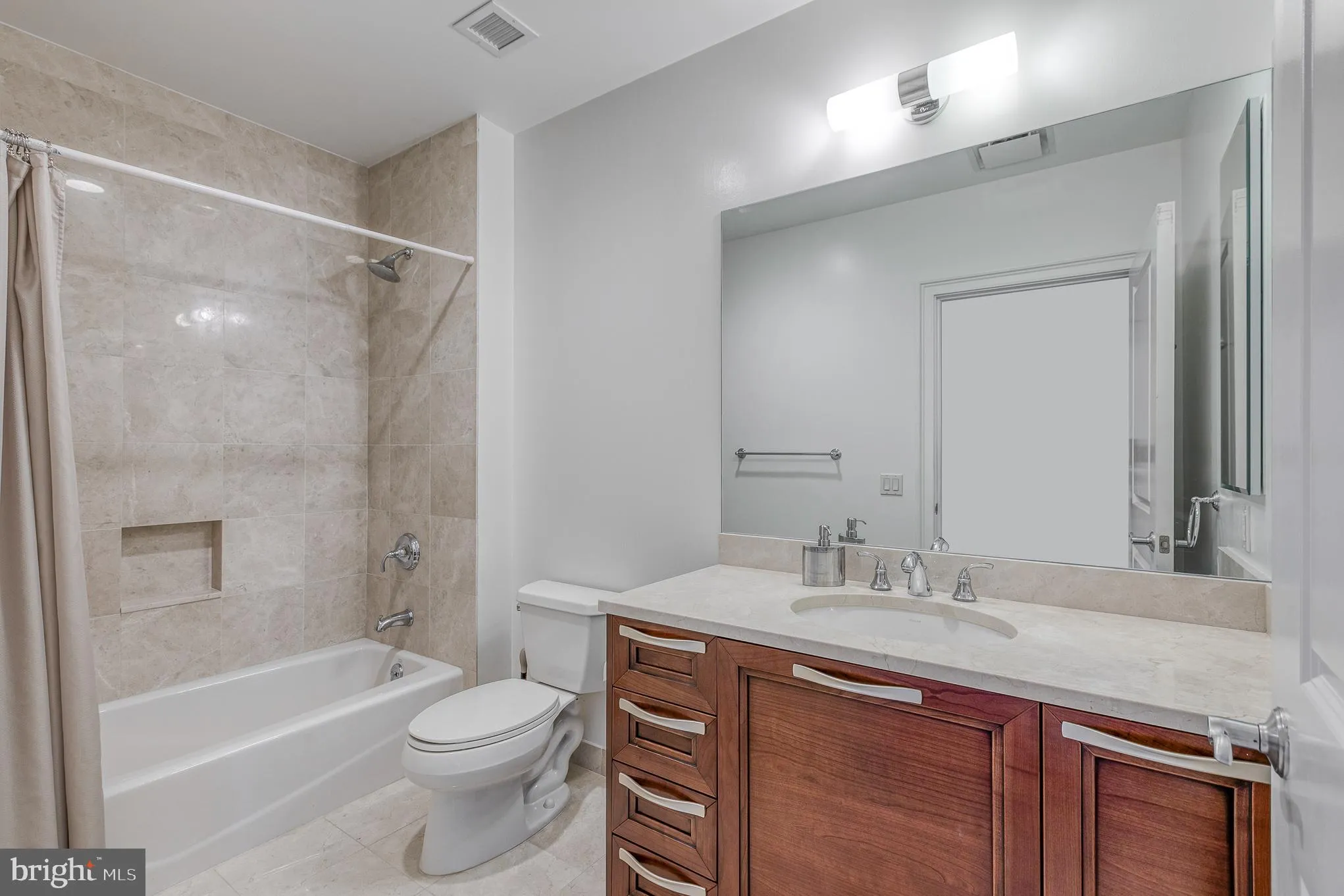 Philadelphia, Pennsylvania 19102, United States, 2 Bedrooms Bedrooms, ,3 BathroomsBathrooms,Residential,Pending,132907