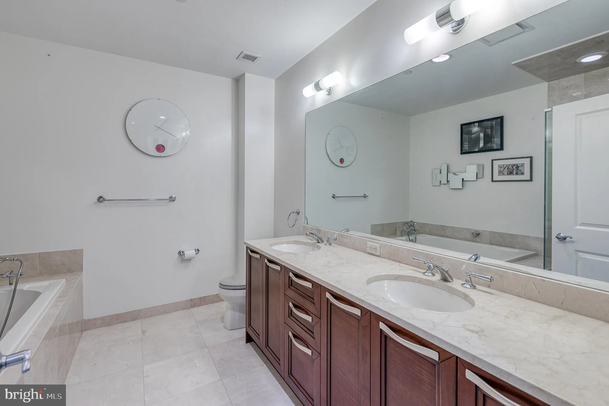 Philadelphia, Pennsylvania 19102, United States, 2 Bedrooms Bedrooms, ,3 BathroomsBathrooms,Residential,Pending,132907