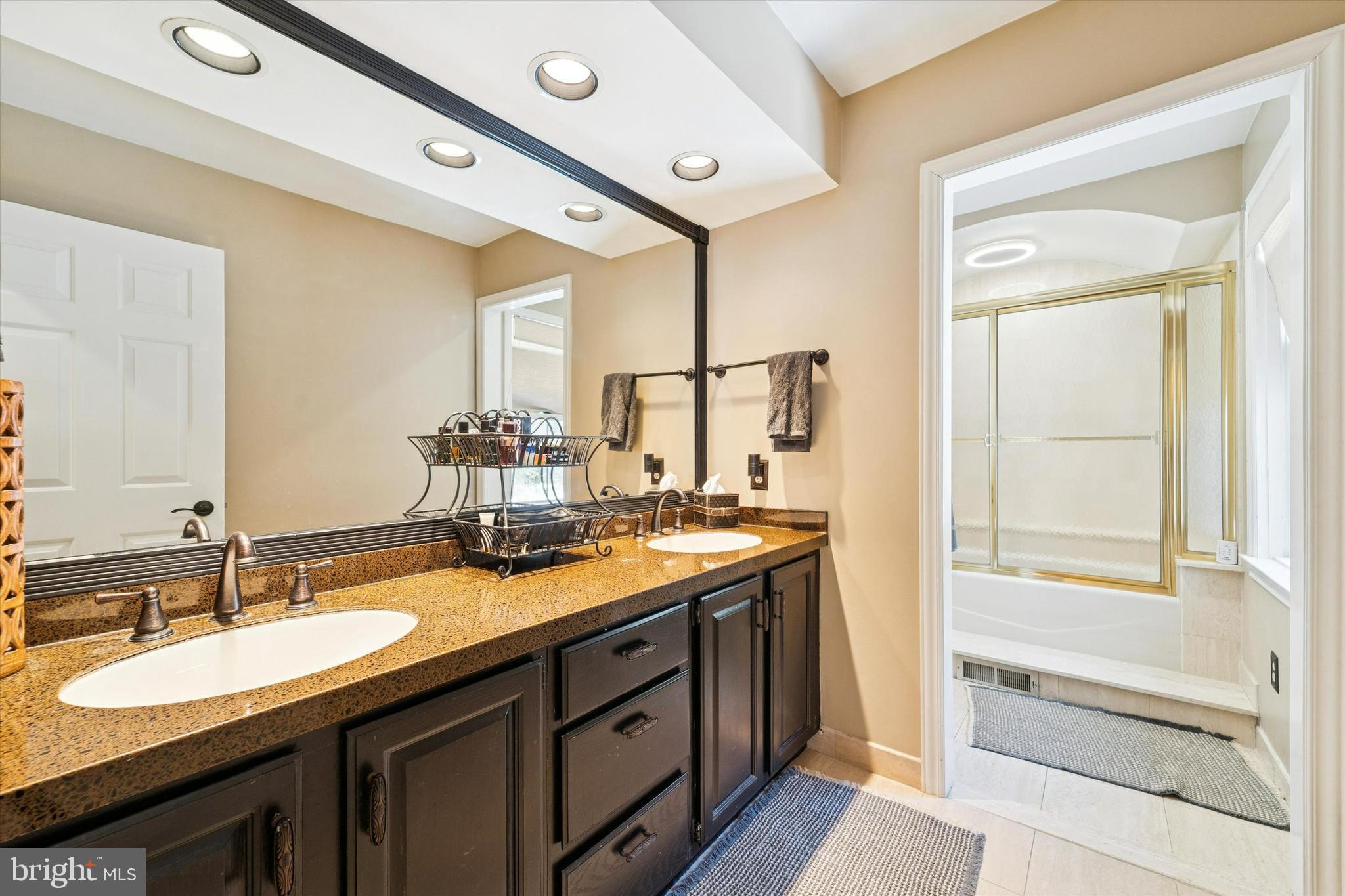 SHADOW OAK - Residential