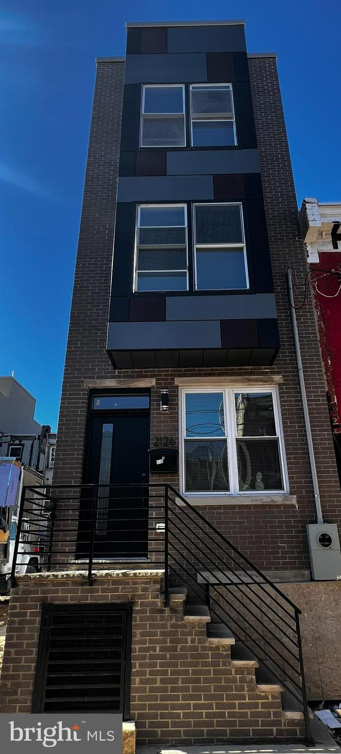 High Quality 4 bedroom, 3 bath beautiful 3 story home in Temple area. Hardwood floors throughout, high quality stainless steel appliances, roof deck with an AMAZING view. 3rd floor master suite with a view overlooking the city's skyline. Finished basement with a full bath! What more can you ask for!!! Schedule your showing today and put in your application!
Requirements:
Decent credit and score. NO recent evictions. Rent must be no more than 30% of your gross income. 2 months rent/1 month security ($6,600) required for move-in IF application accepted.